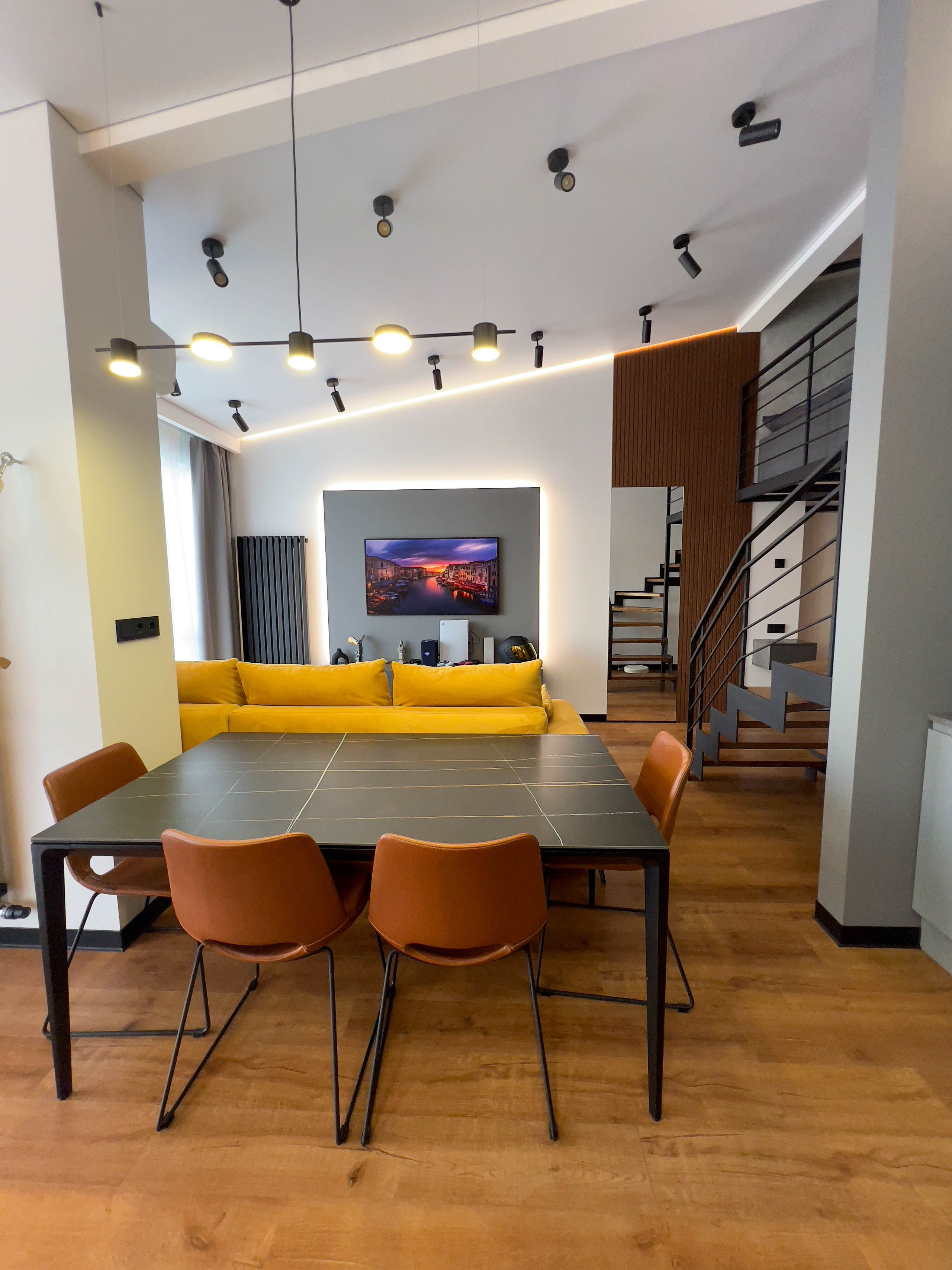 The apartment is on two levels. Fotograf Dmitrii Donets