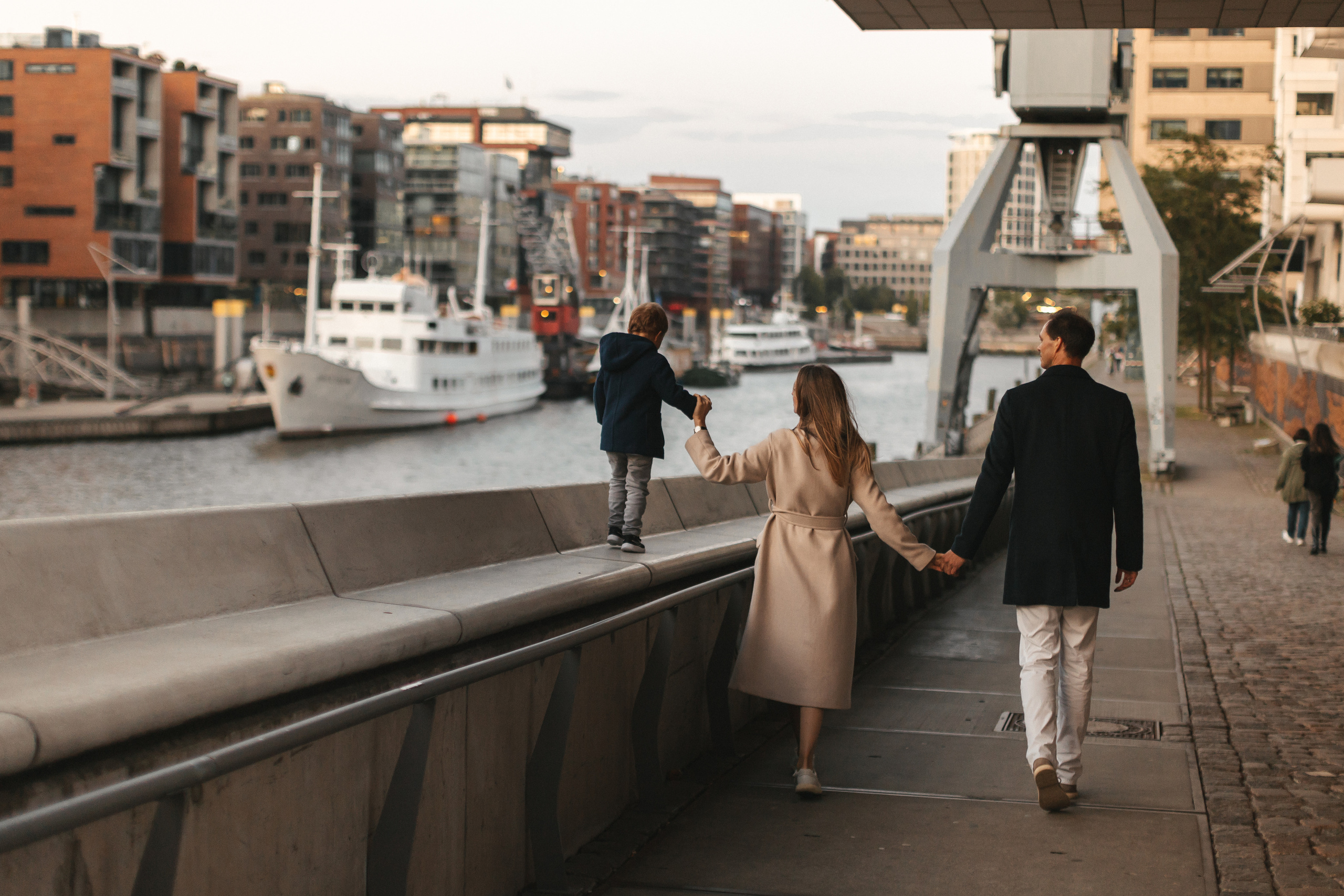 Семейная прогулка в Гамбурге в HafenCity. Фотограф в Германии — Мария Чистякова