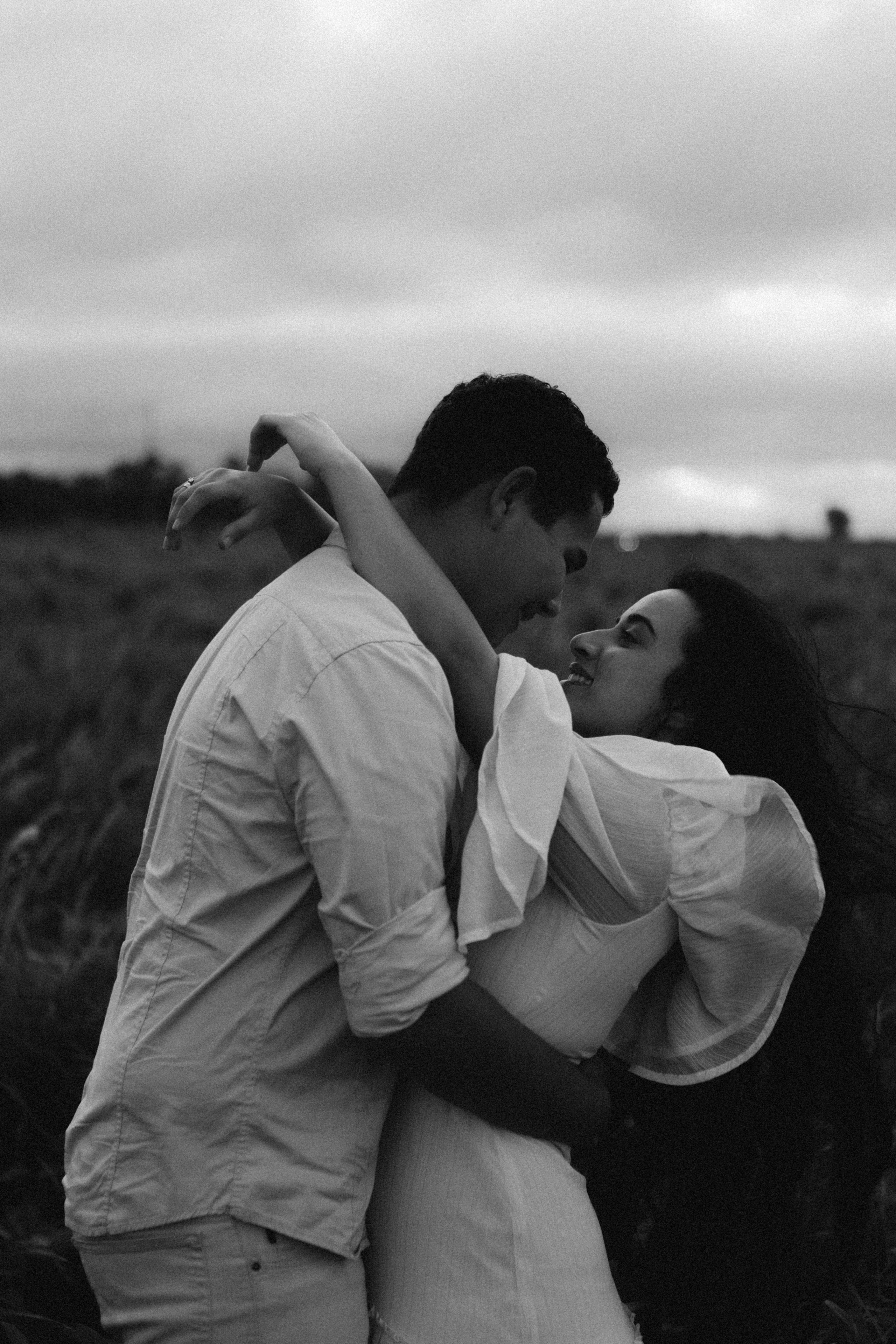 casal abraçado em ensaio externo ao por do sol em Sorocaba