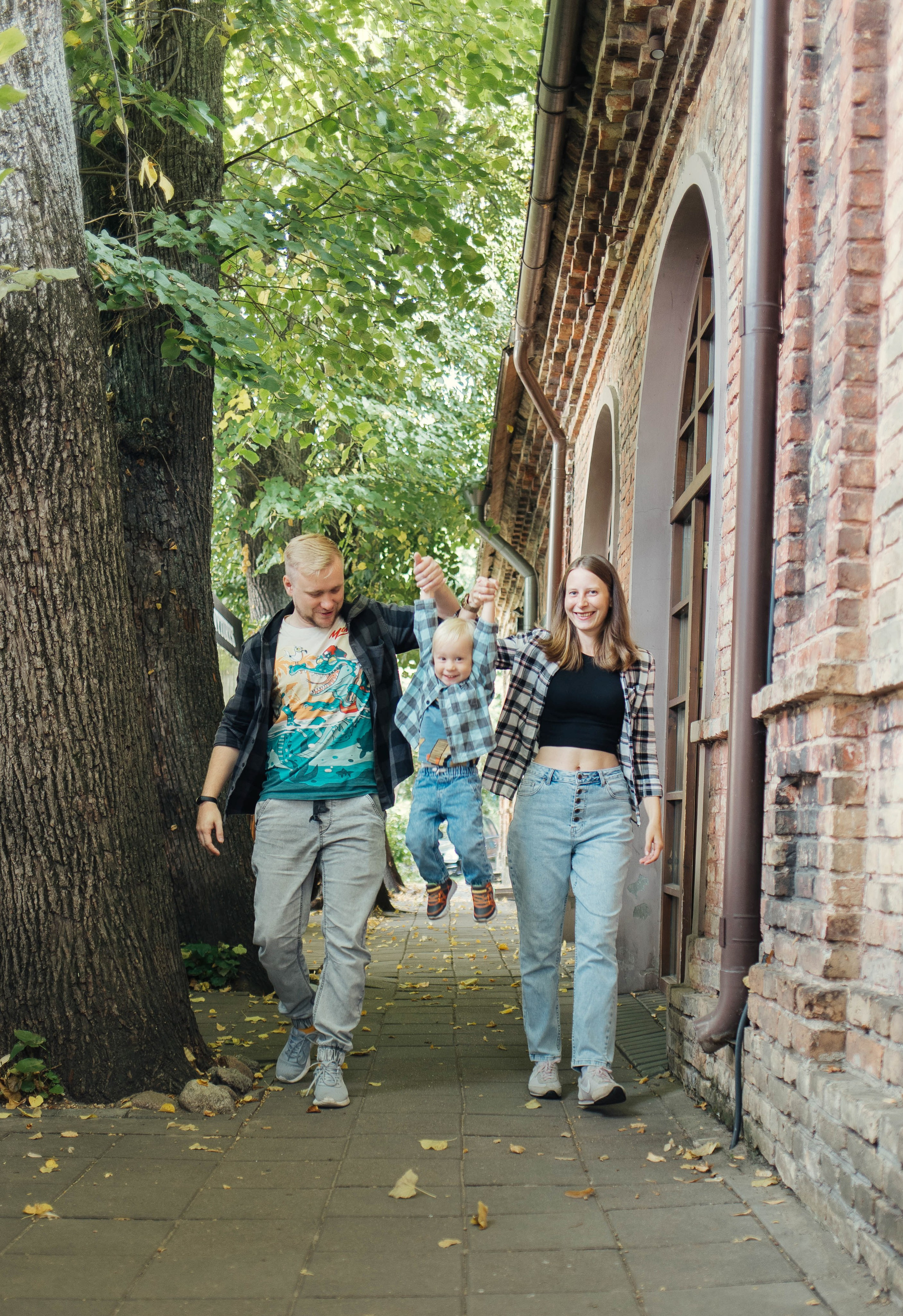 Along the streets of Vilnius in lifestyle style. Family photographer in Vilnuis Svetlana Naumova