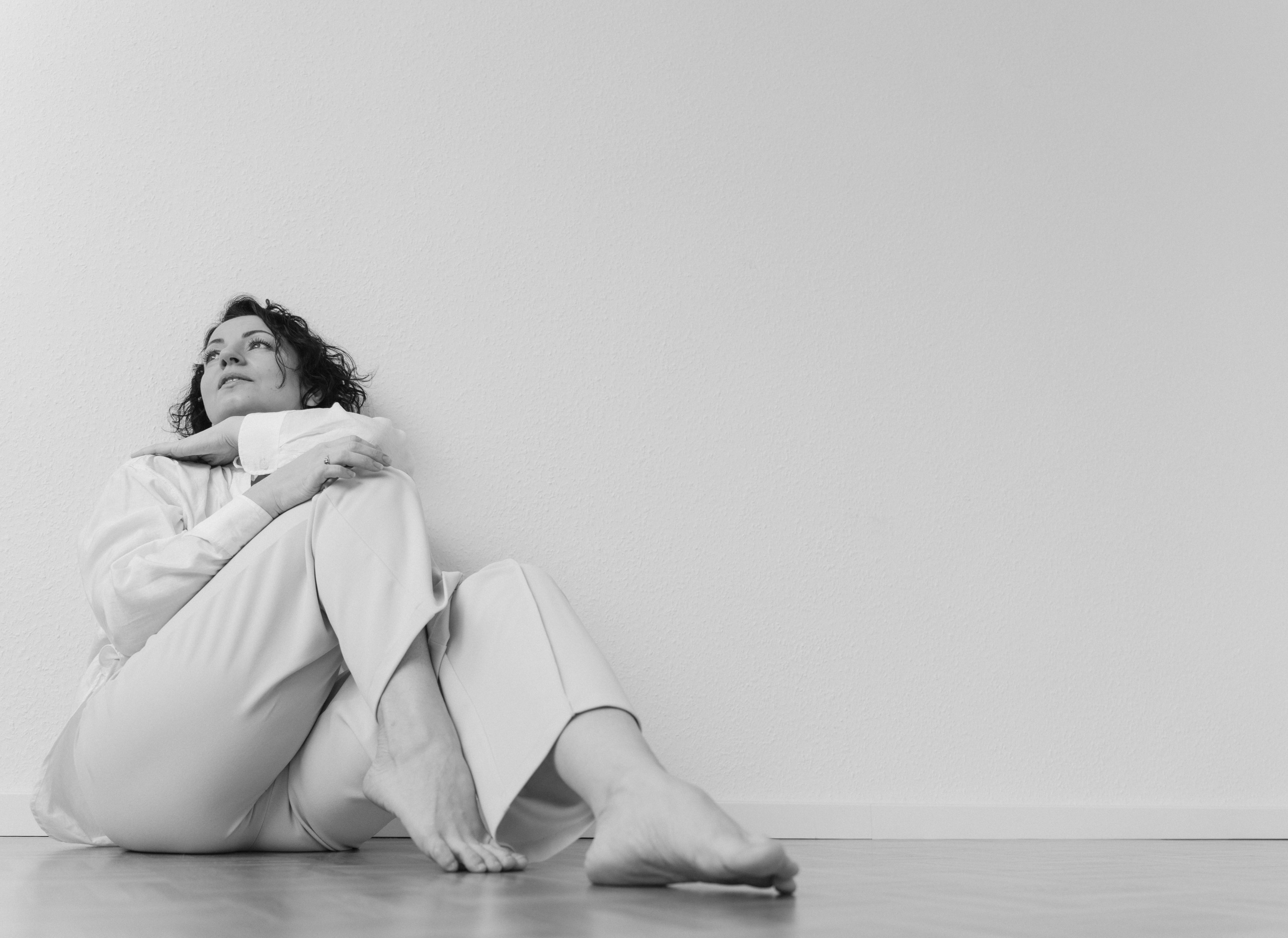 Fotoshooting im Studio mit weißem Licht. Schwarz-weiß Fotografie in Münster. Fotografin Viktoria Roschen