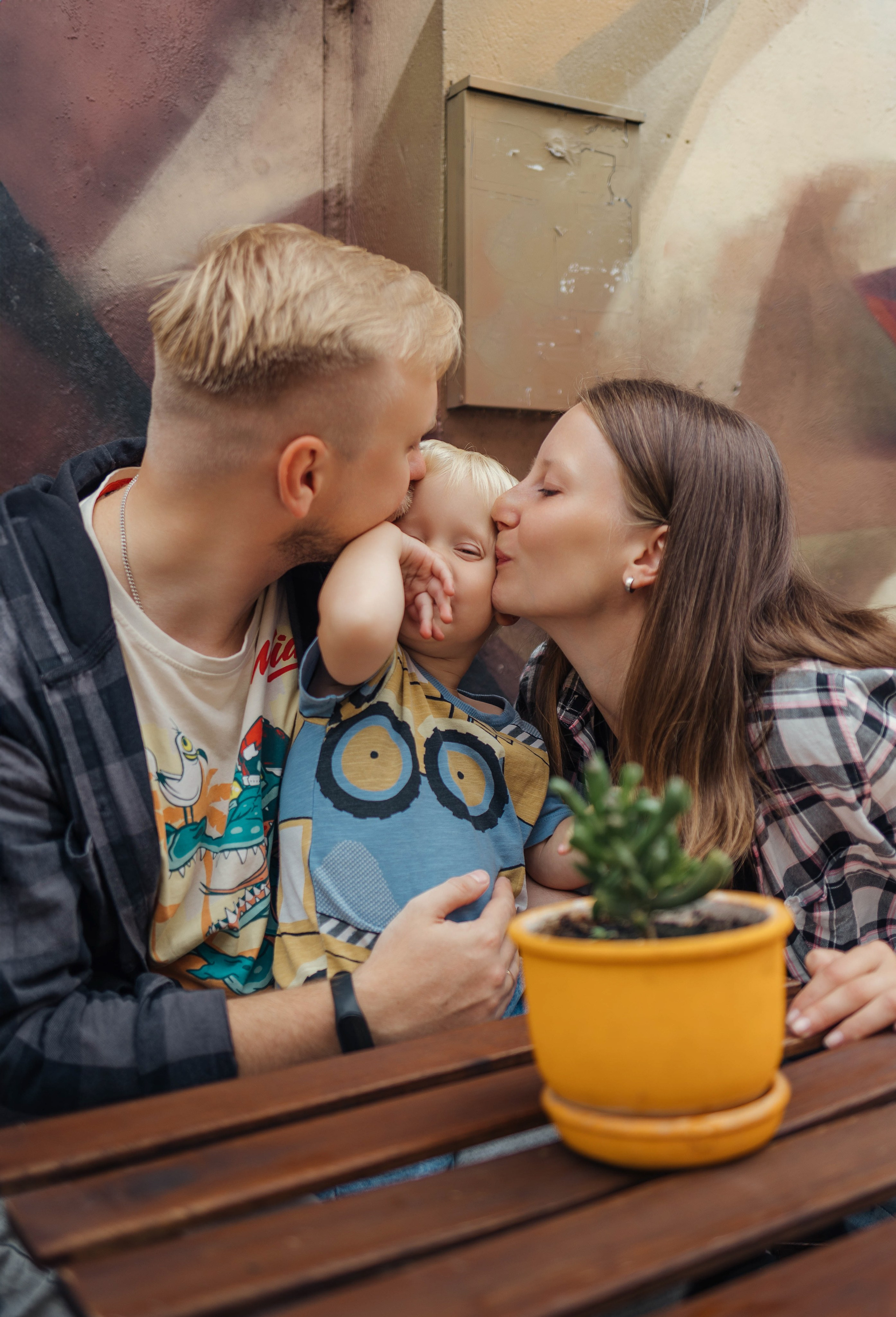 Along the streets of Vilnius in lifestyle style. Family photographer in Vilnuis Svetlana Naumova