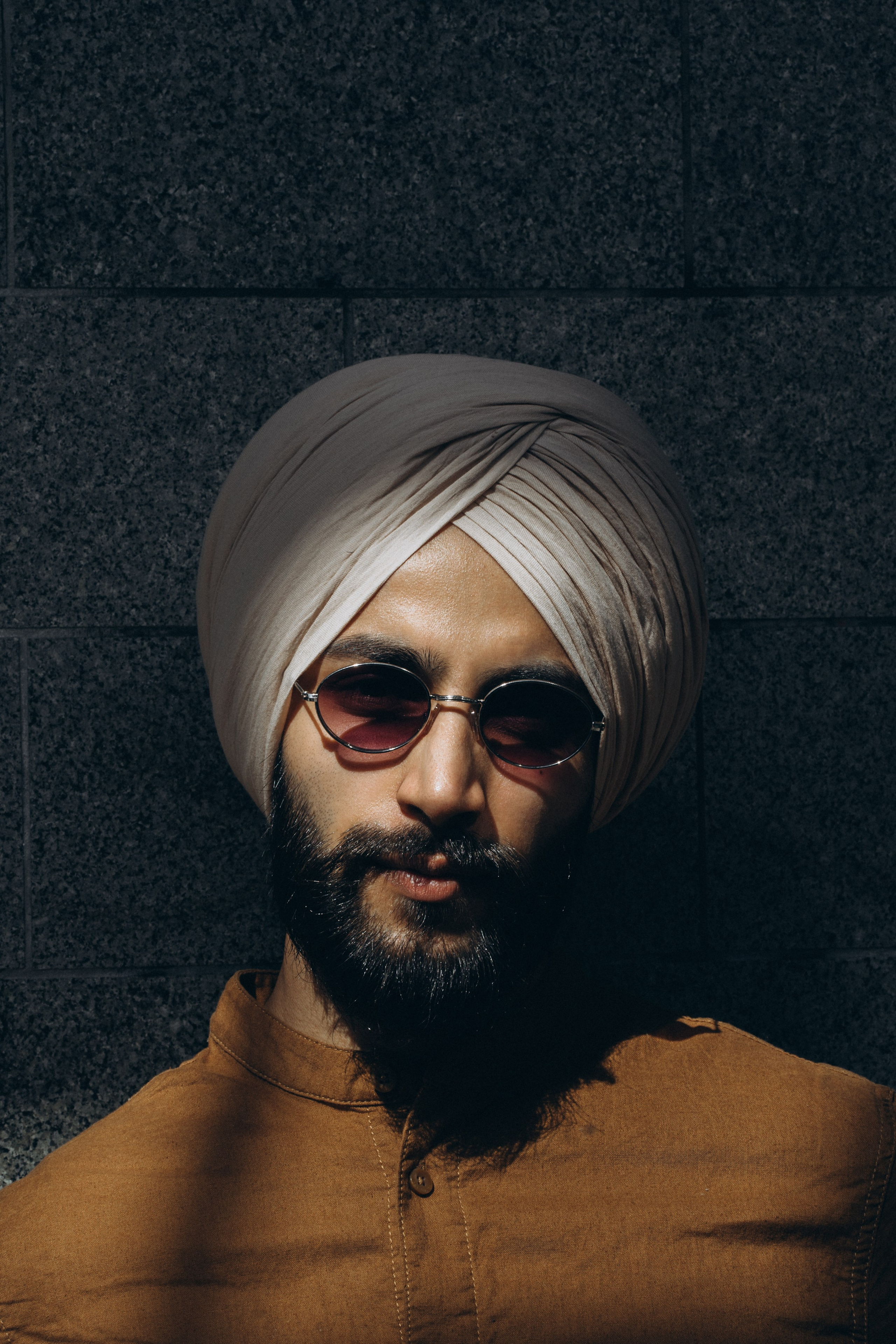 Stimmungsvolles Schwarzweiß-Portrait eines Sikh in traditioneller Kleidung – künstlerische Fotografie