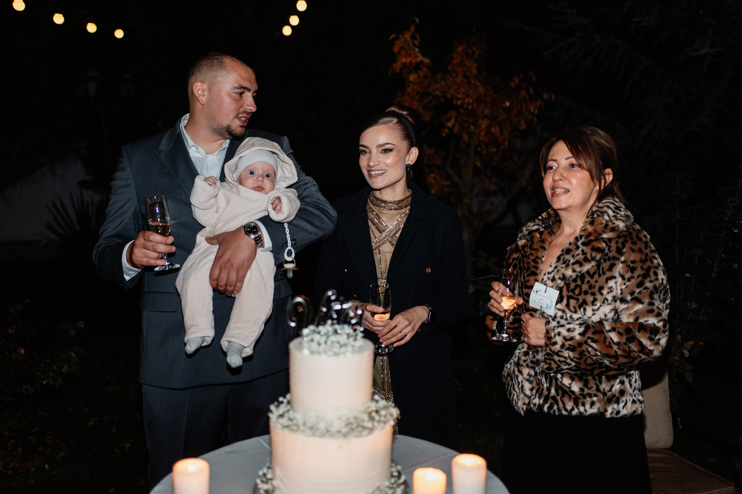 Instantaneu plin de tandrețe dintre părinți și bebeluș în ziua botezului, realizat în Craiova. Fotografie profesională de botez, capturând emoțiile autentice ale familiei într-un decor luminos și cald