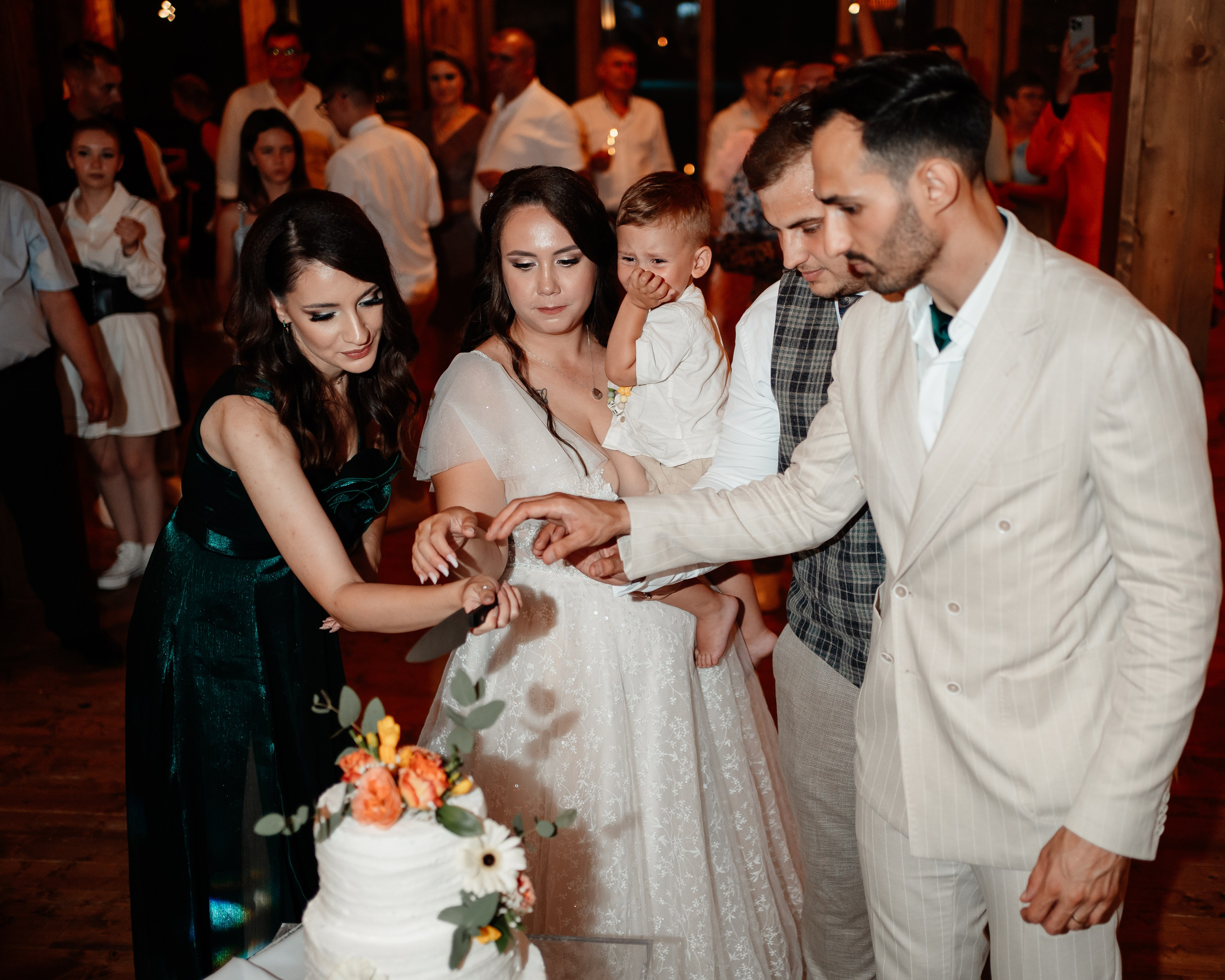 Moment emoționant între miri în ziua nunții, surprins într-un cadru natural și romantic, la Daimon Events. Fotografie de nuntă profesională, editată artistic pentru a evidenția emoția și eleganța evenimentului.