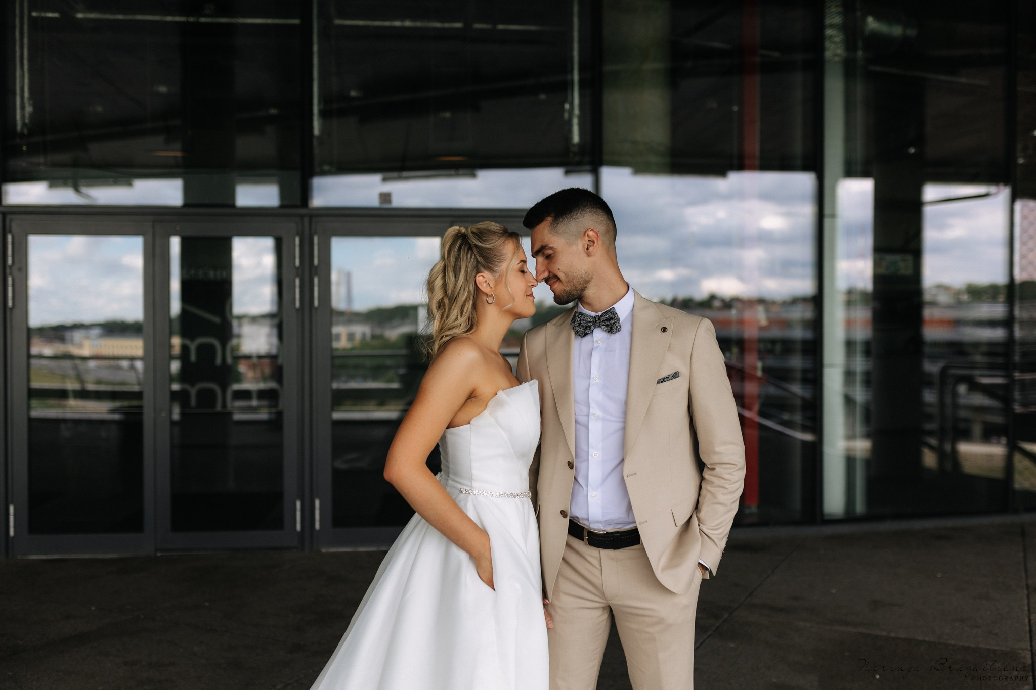 Vestuvinė fotosesija Kaune, Vienybės aikštėje, prie Lietuvos banko