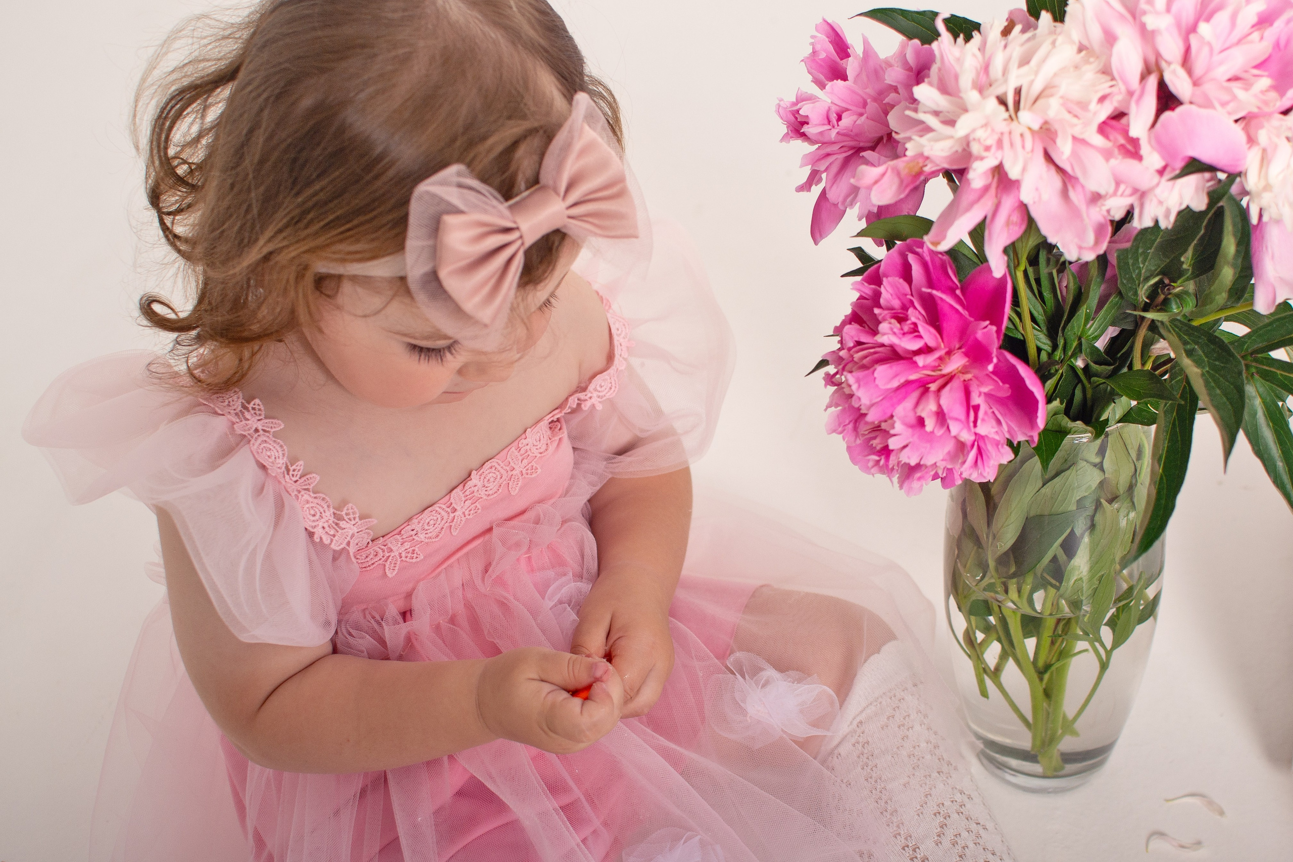 Фотосессия с пионами. Фотограф новорожденных в Темиртау и Караганде Любовь Жукова newborn