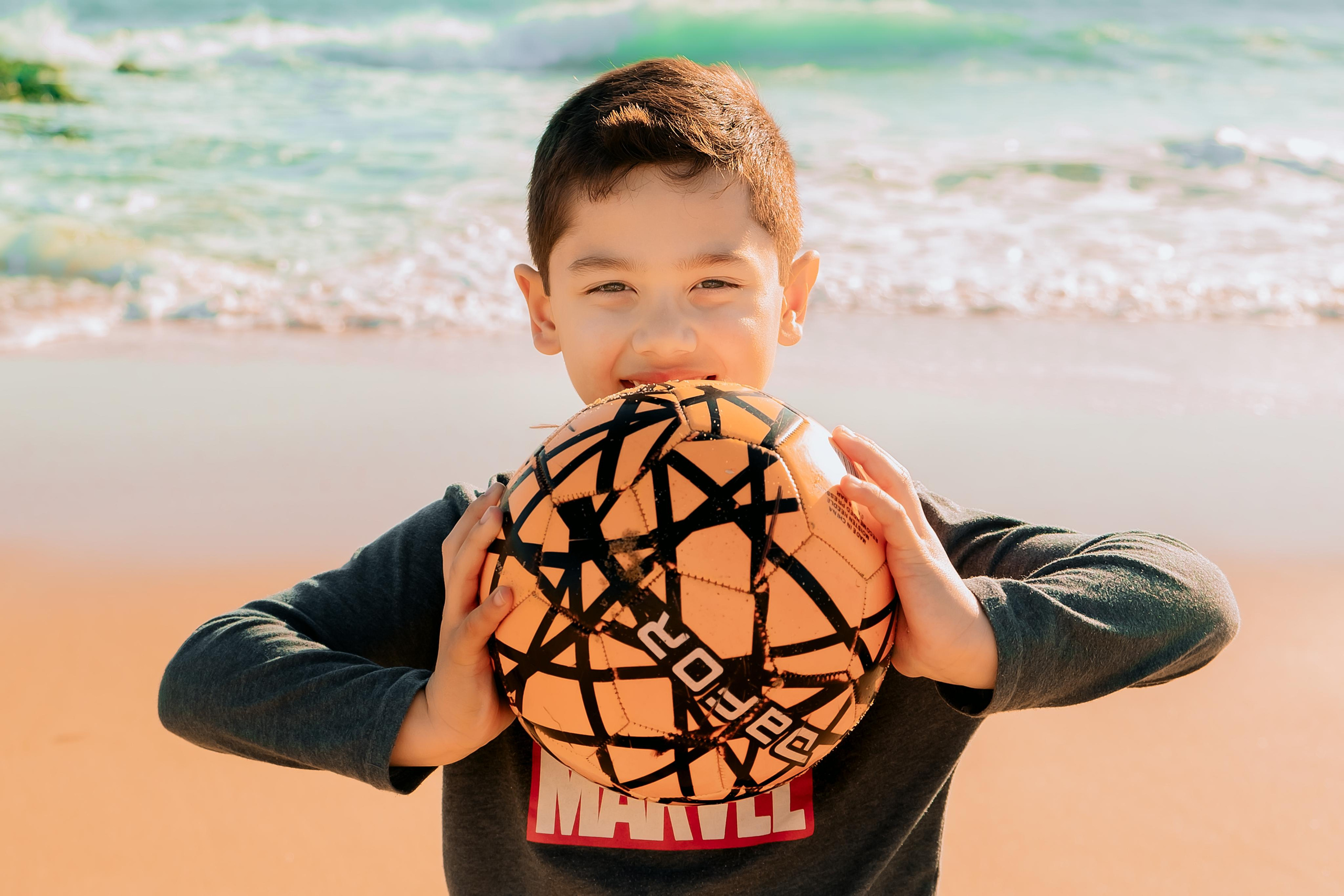 Прогулянка мами з сином. Валерія Сичова. Сімейний та репортажний фотограф в Португаліі