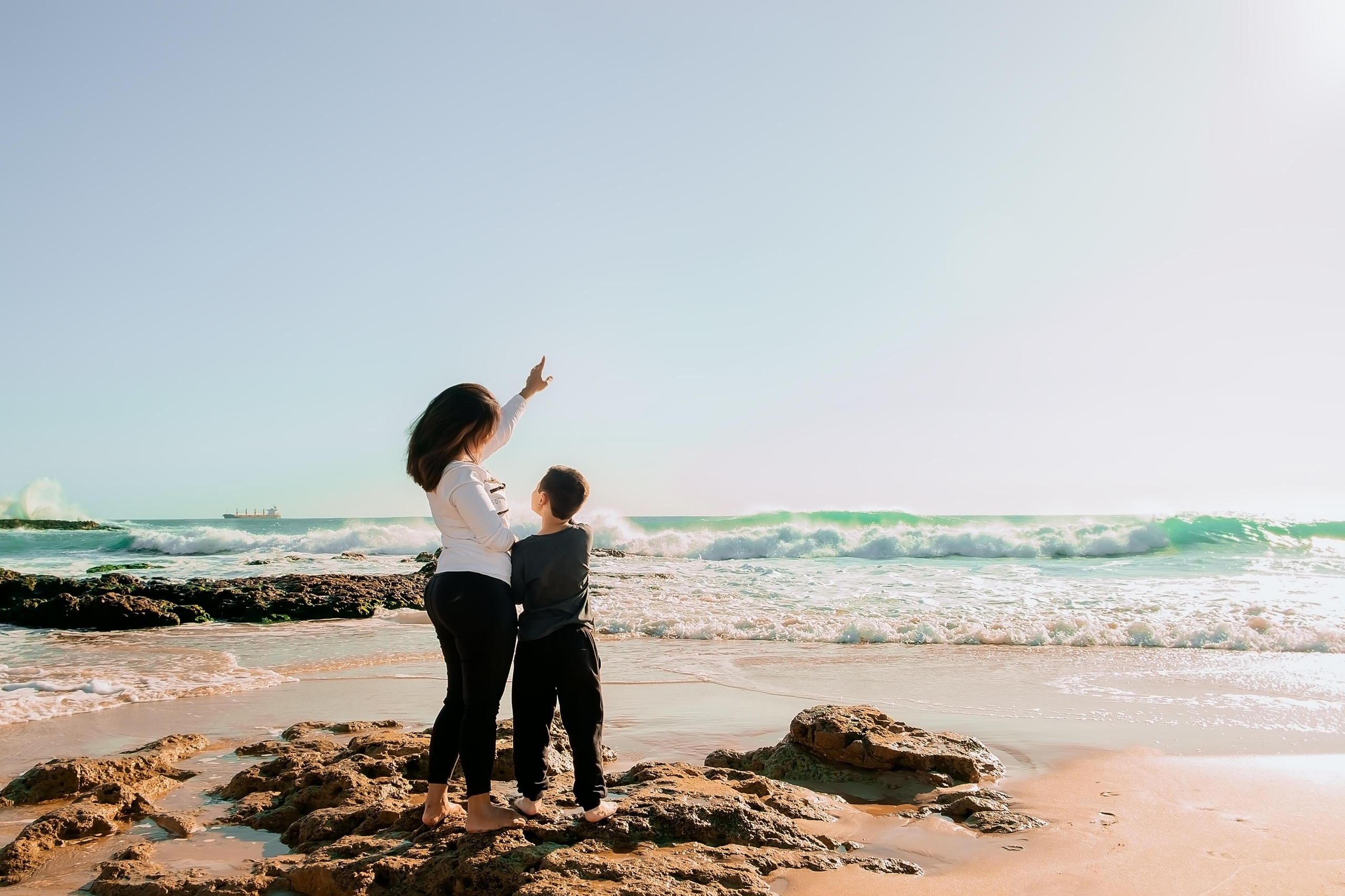 Прогулянка мами з сином. Валерія Сичова. Сімейний та репортажний фотограф в Португаліі