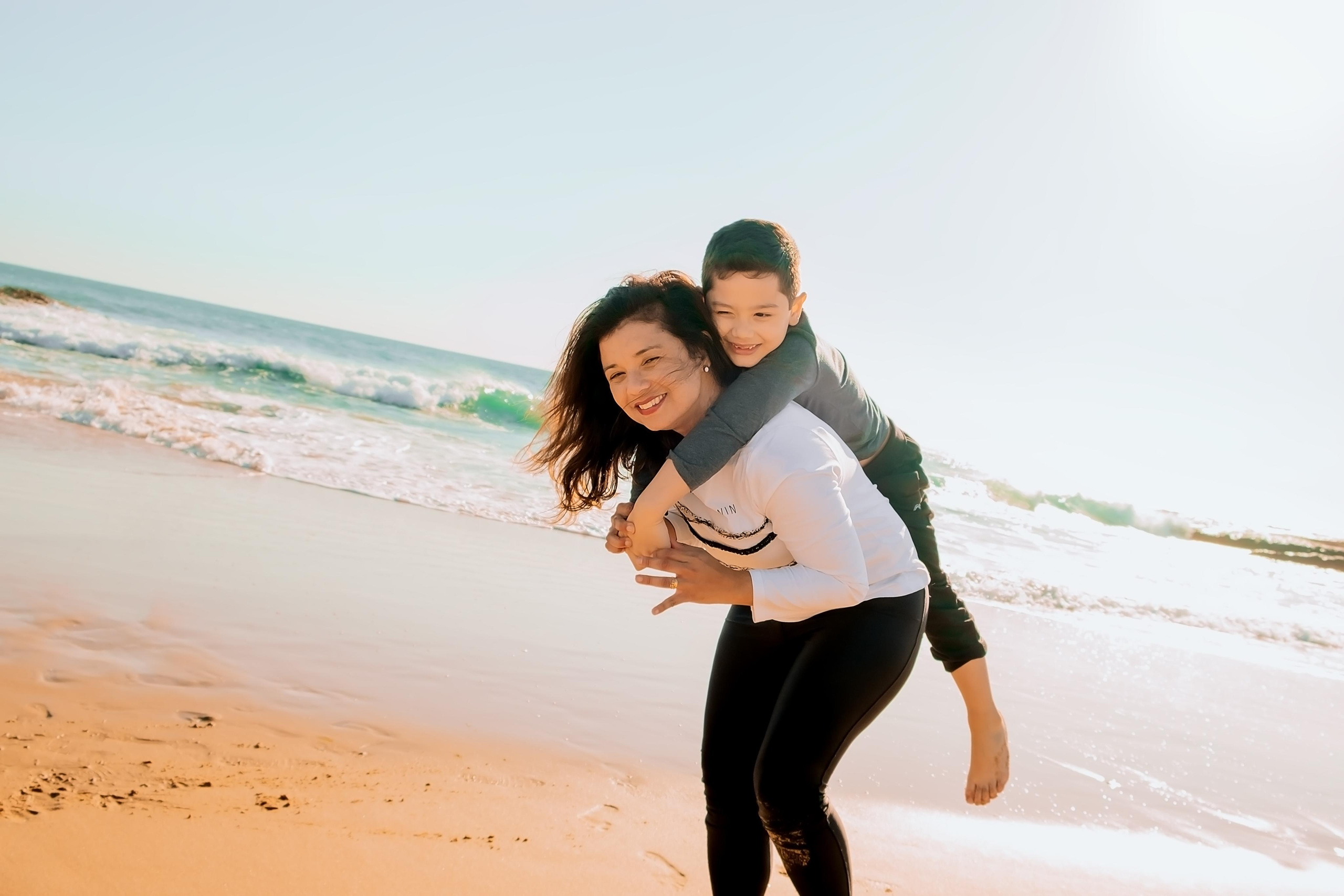 Прогулянка мами з сином. Валерія Сичова. Сімейний та репортажний фотограф в Португаліі