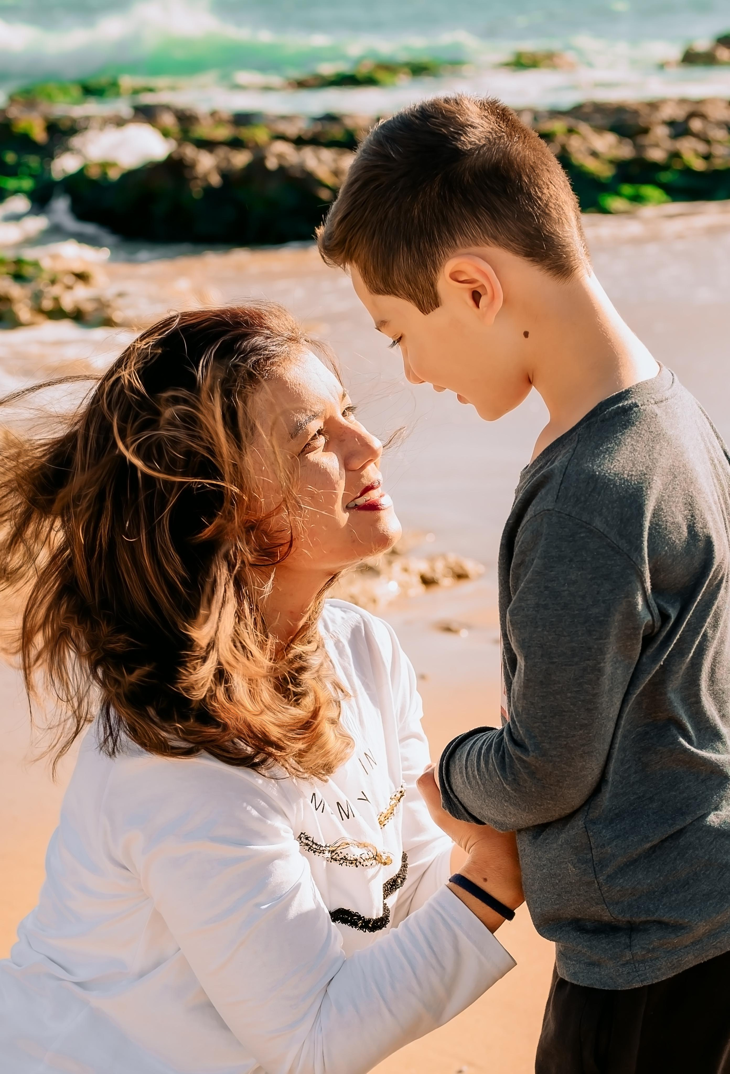 Прогулянка мами з сином. Валерія Сичова. Сімейний та репортажний фотограф в Португаліі
