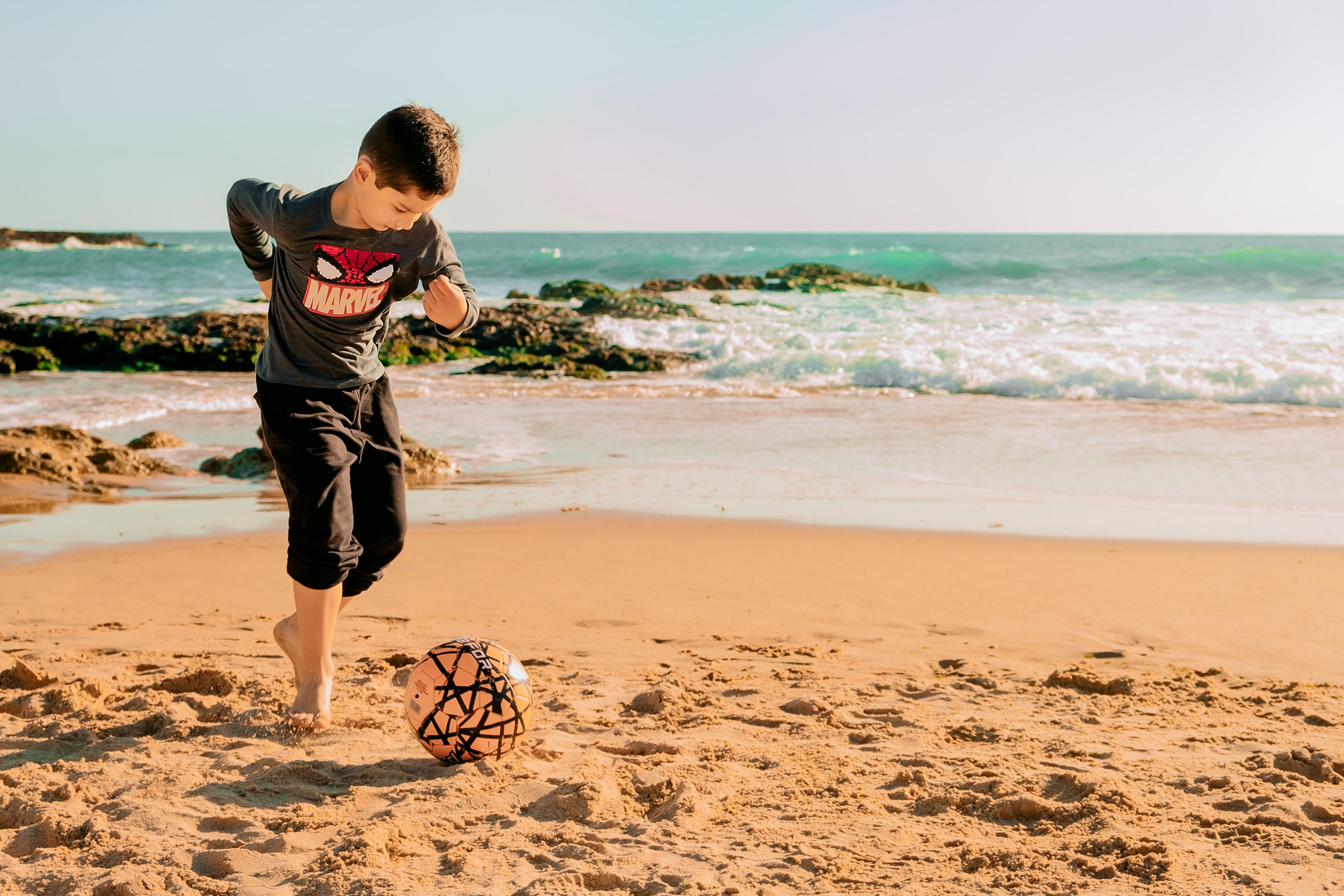 Прогулянка мами з сином. Валерія Сичова. Сімейний та репортажний фотограф в Португаліі