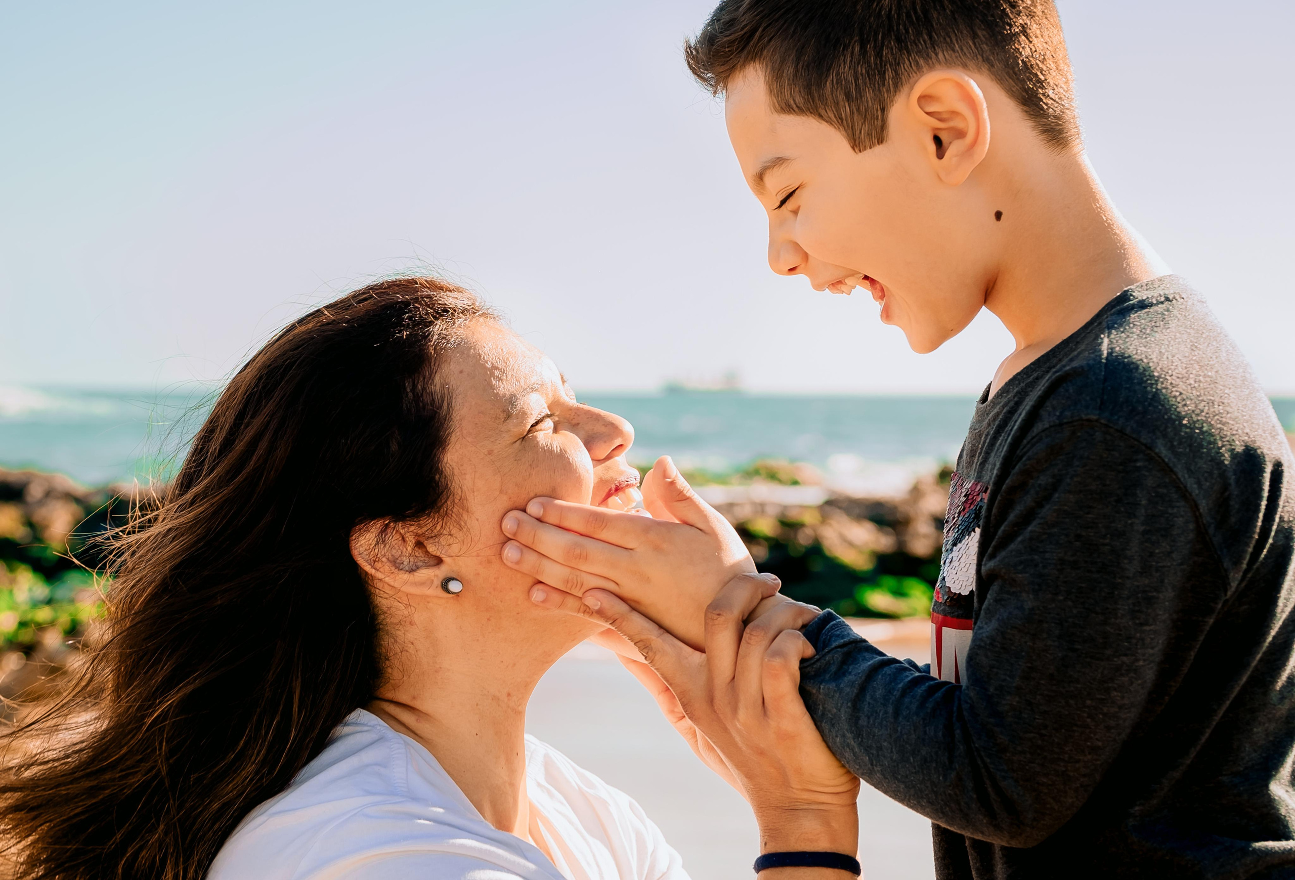 Прогулянка мами з сином. Валерія Сичова. Сімейний та репортажний фотограф в Португаліі