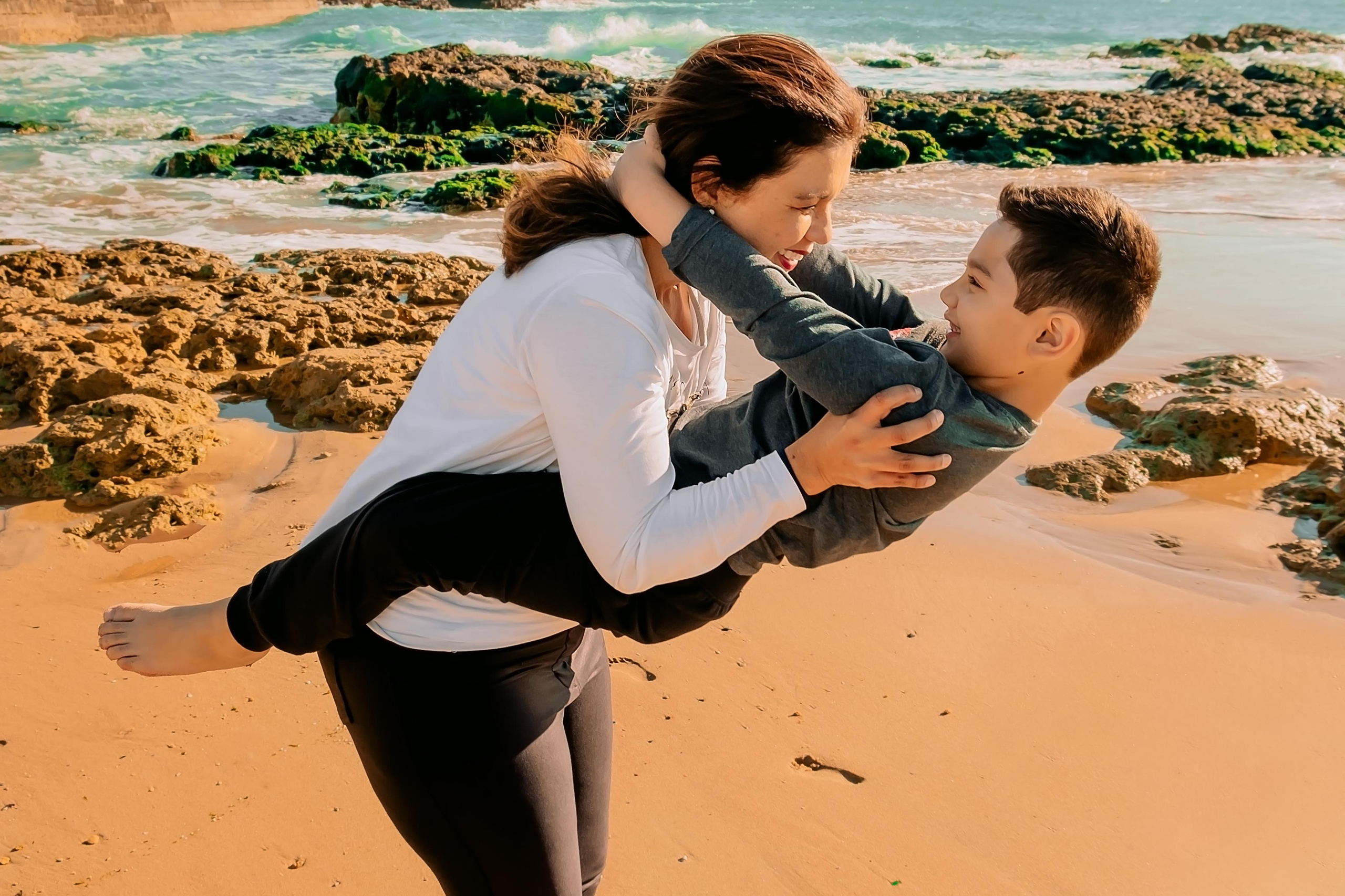 Прогулянка мами з сином. Валерія Сичова. Сімейний та репортажний фотограф в Португаліі
