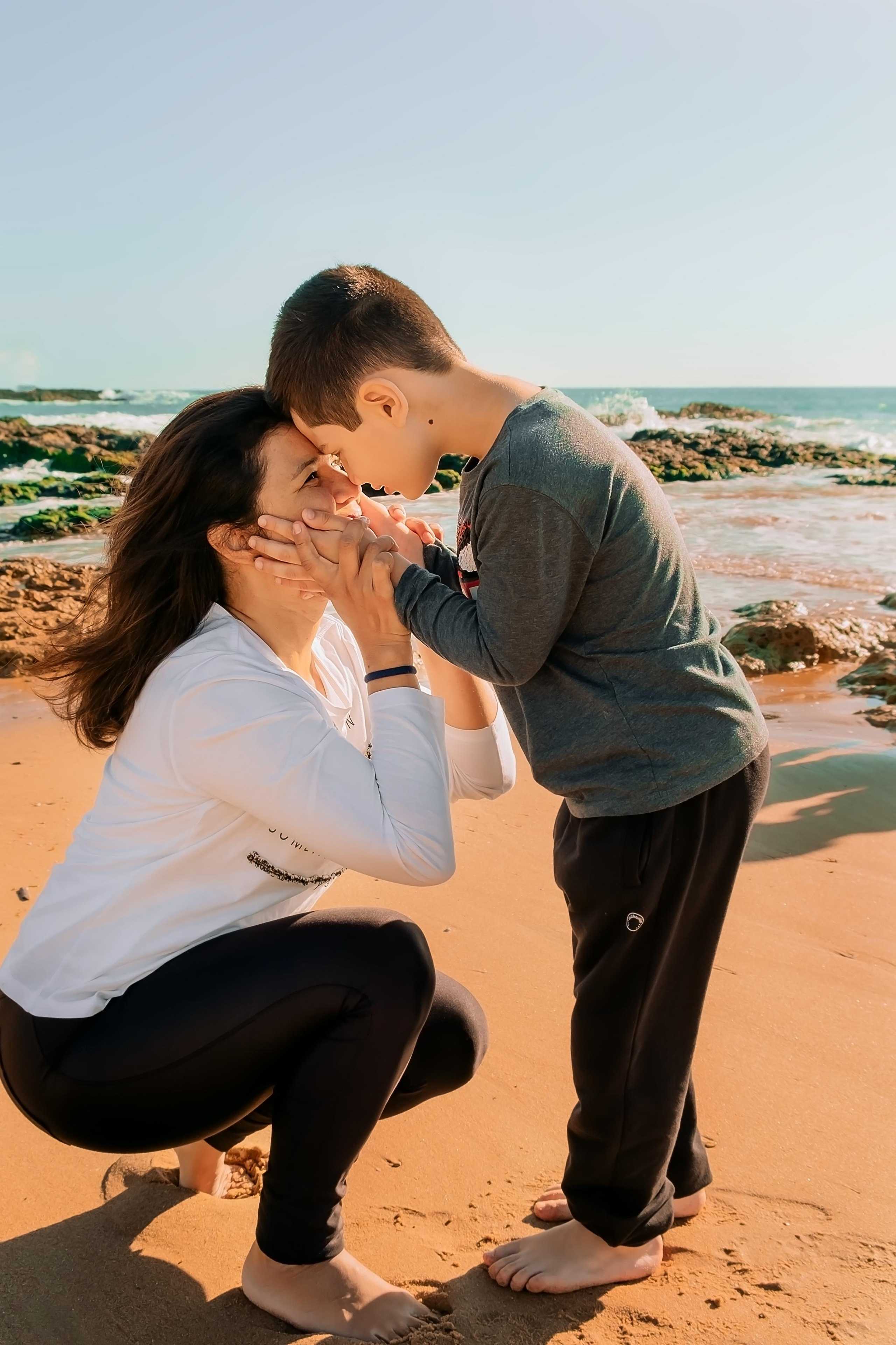 Прогулянка мами з сином. Валерія Сичова. Сімейний та репортажний фотограф в Португаліі