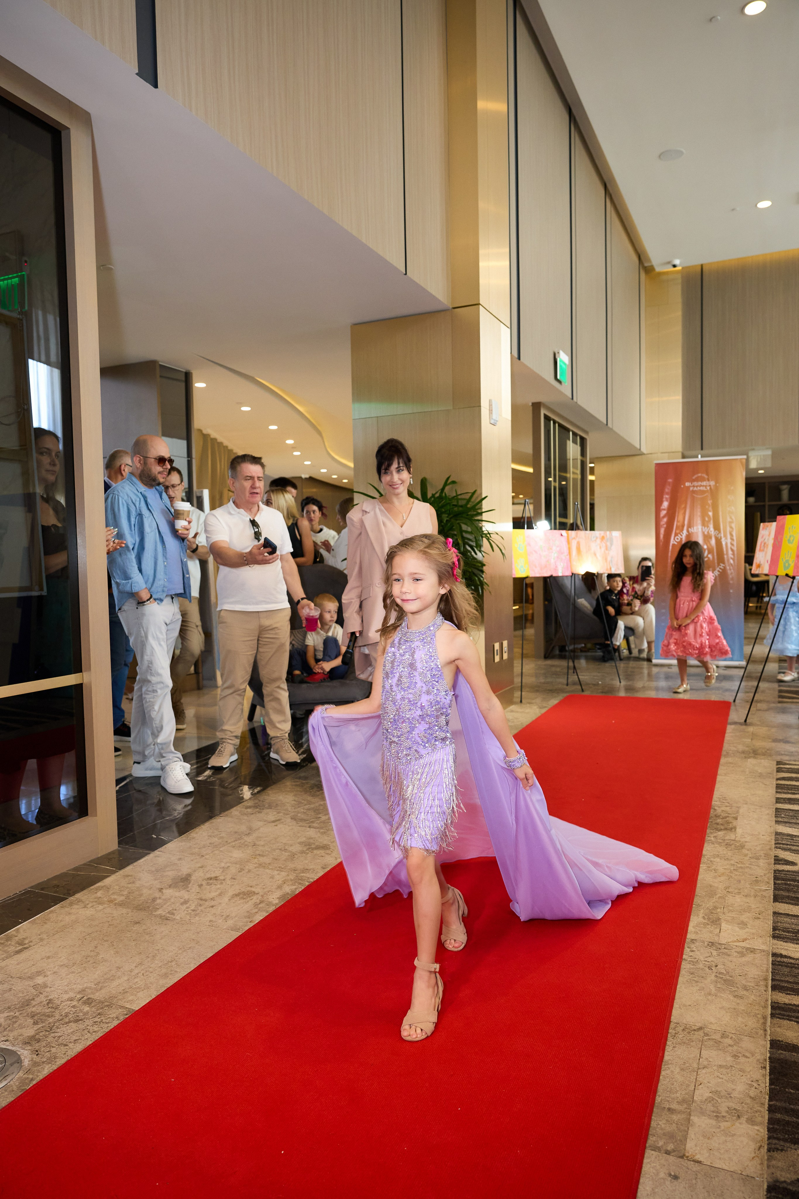 Авторская благотворительная художественная выставка Дианы Бортник. Фотограф Юлия Маковеева