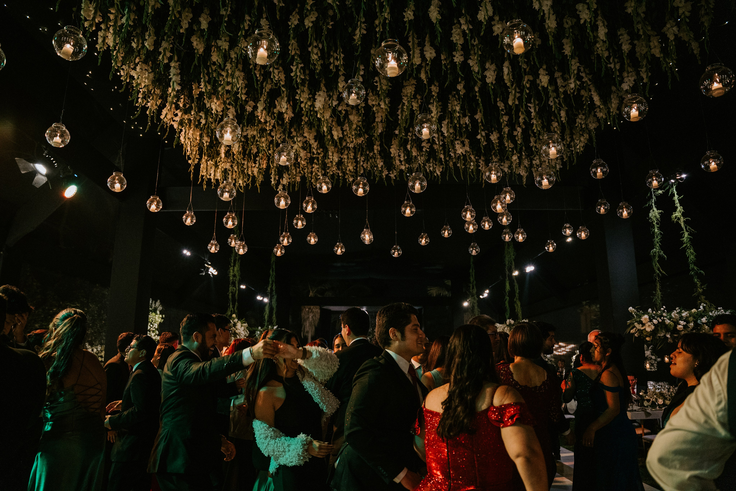 Un vistazo de un día especial. Fotógrafo de Bodas en Lima | Ronhy Altamirano. Fotografía narrativa y cinematográfica para bodas, quinceañeras y eventos exclusivos