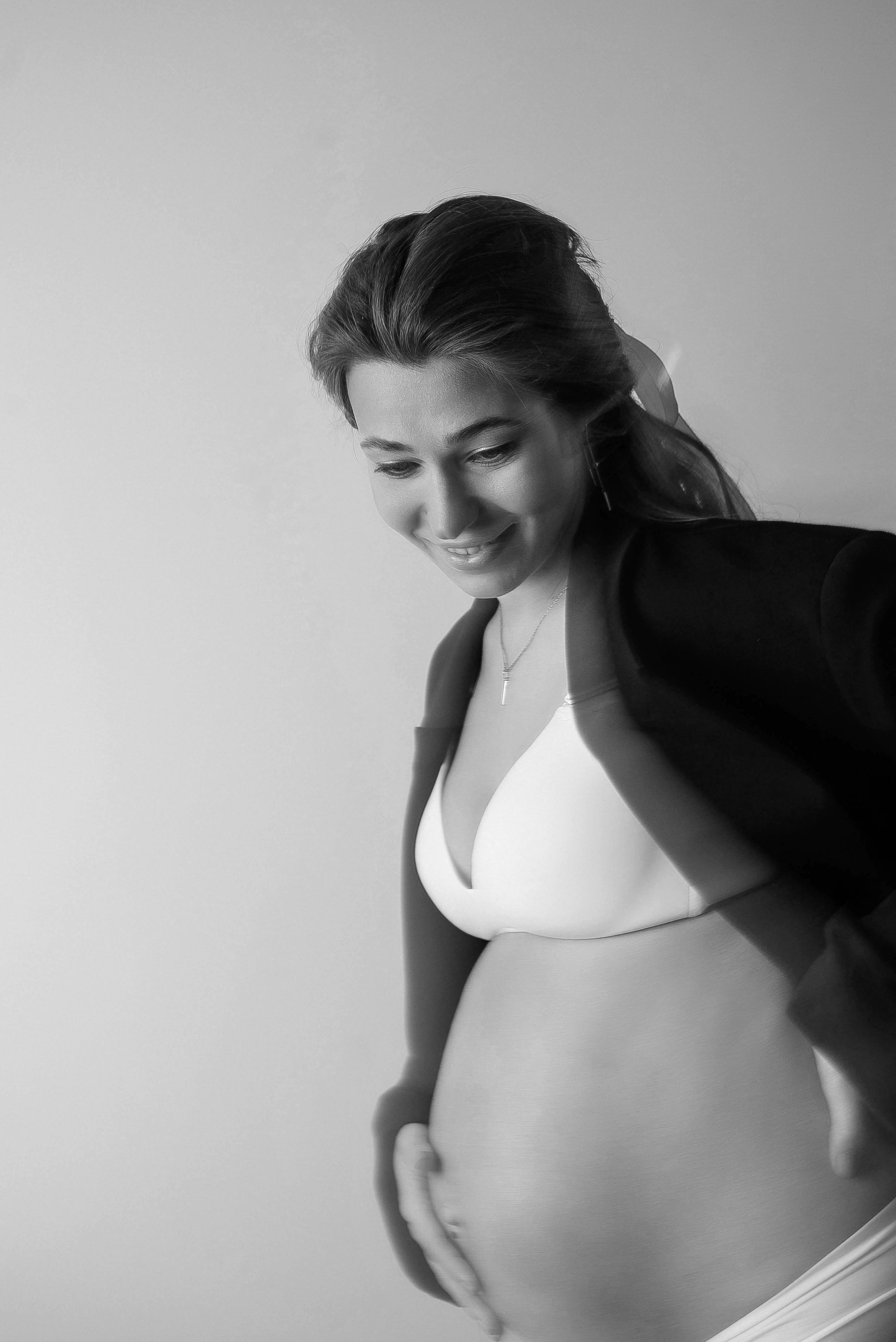 Фотосессия беременной в студии и возле моря. Портретный и семейный фотограф в Лимассоле Кипр Анна Руссу