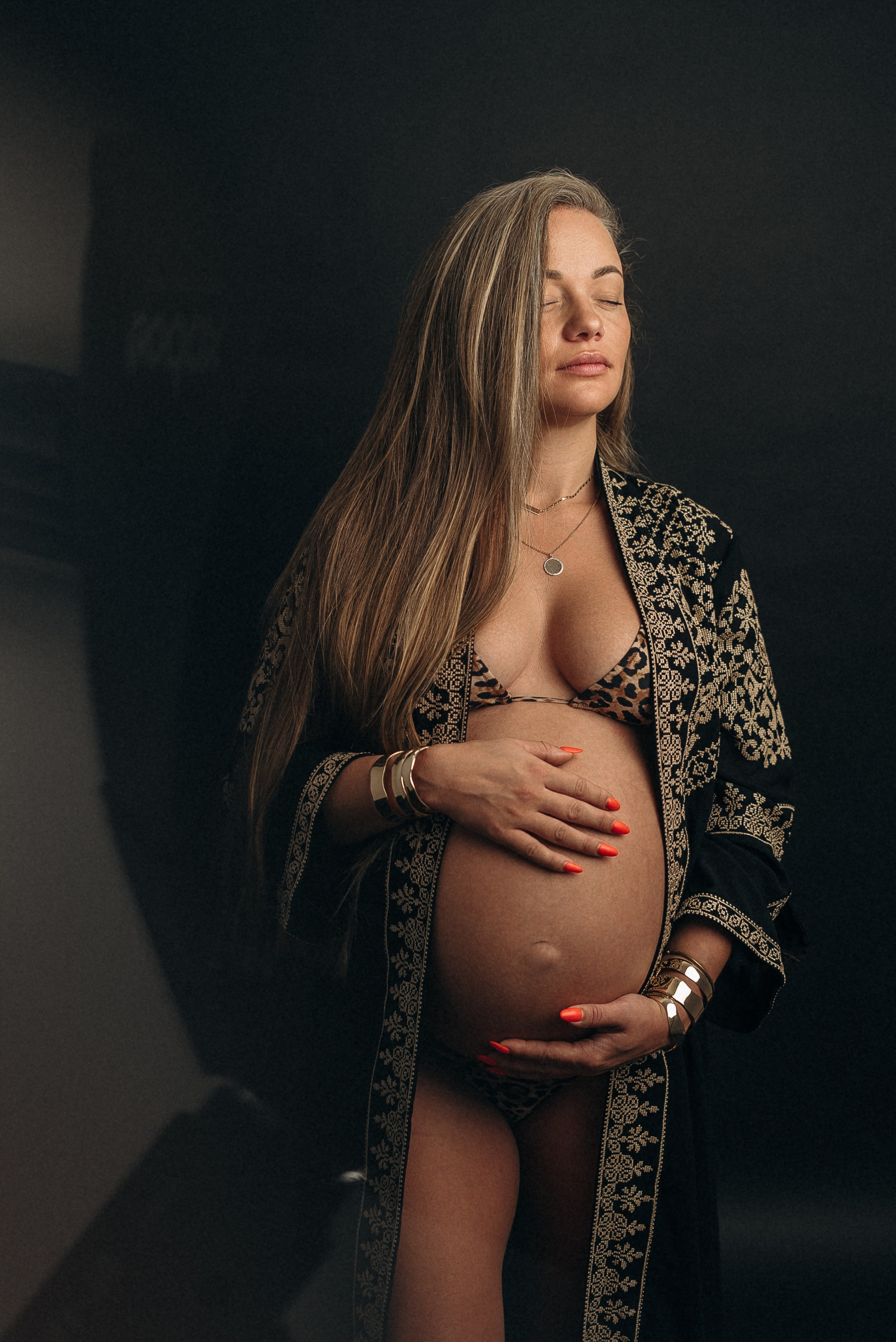 Maternity photoshoot with painted belly. Портретный и семейный фотограф в Лимассоле Кипр Анна Руссу