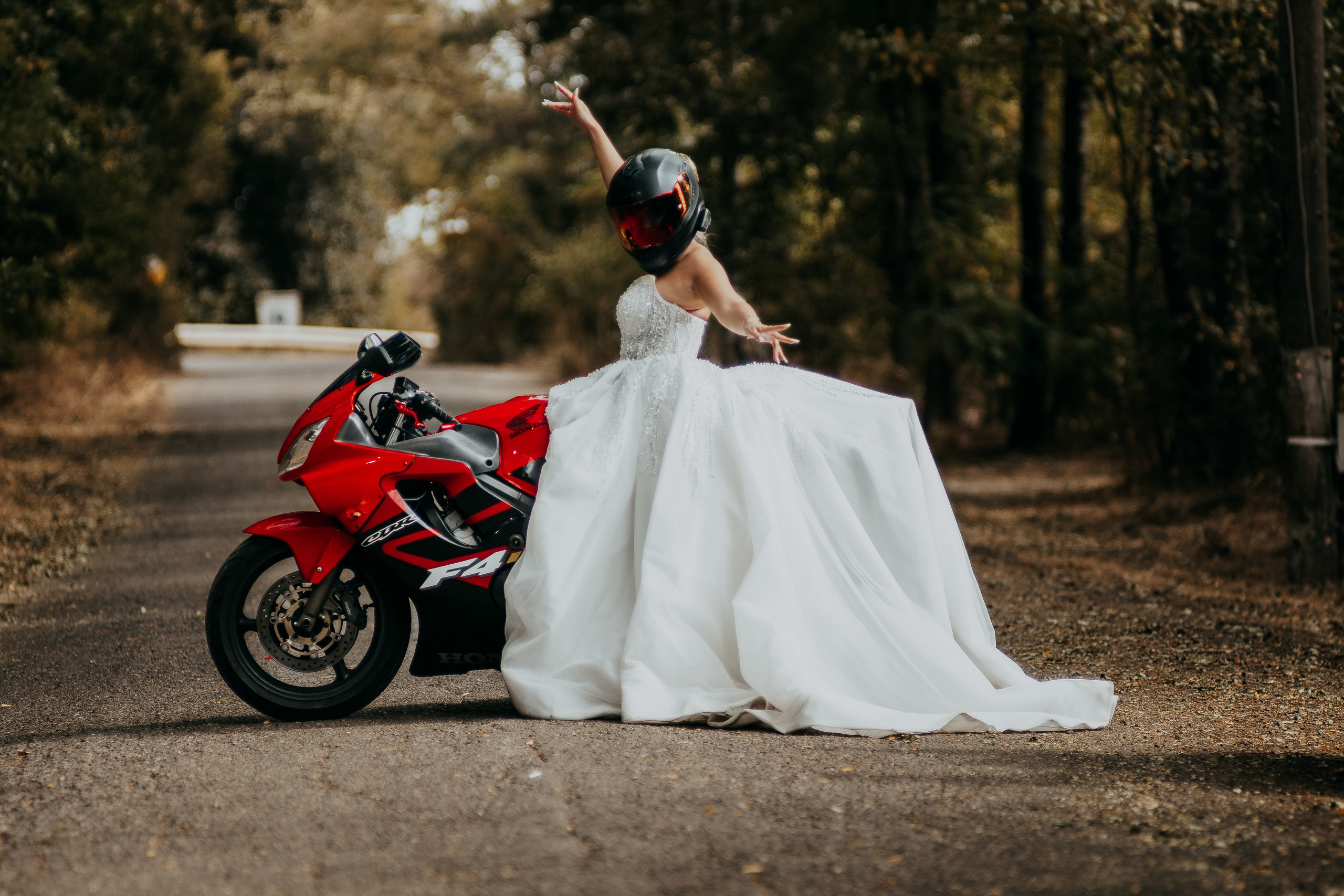 Trash the Dress cu motocicliști — ședință foto de poveste. Lucian Dedeu — Fotograf de nuntă și eveniment