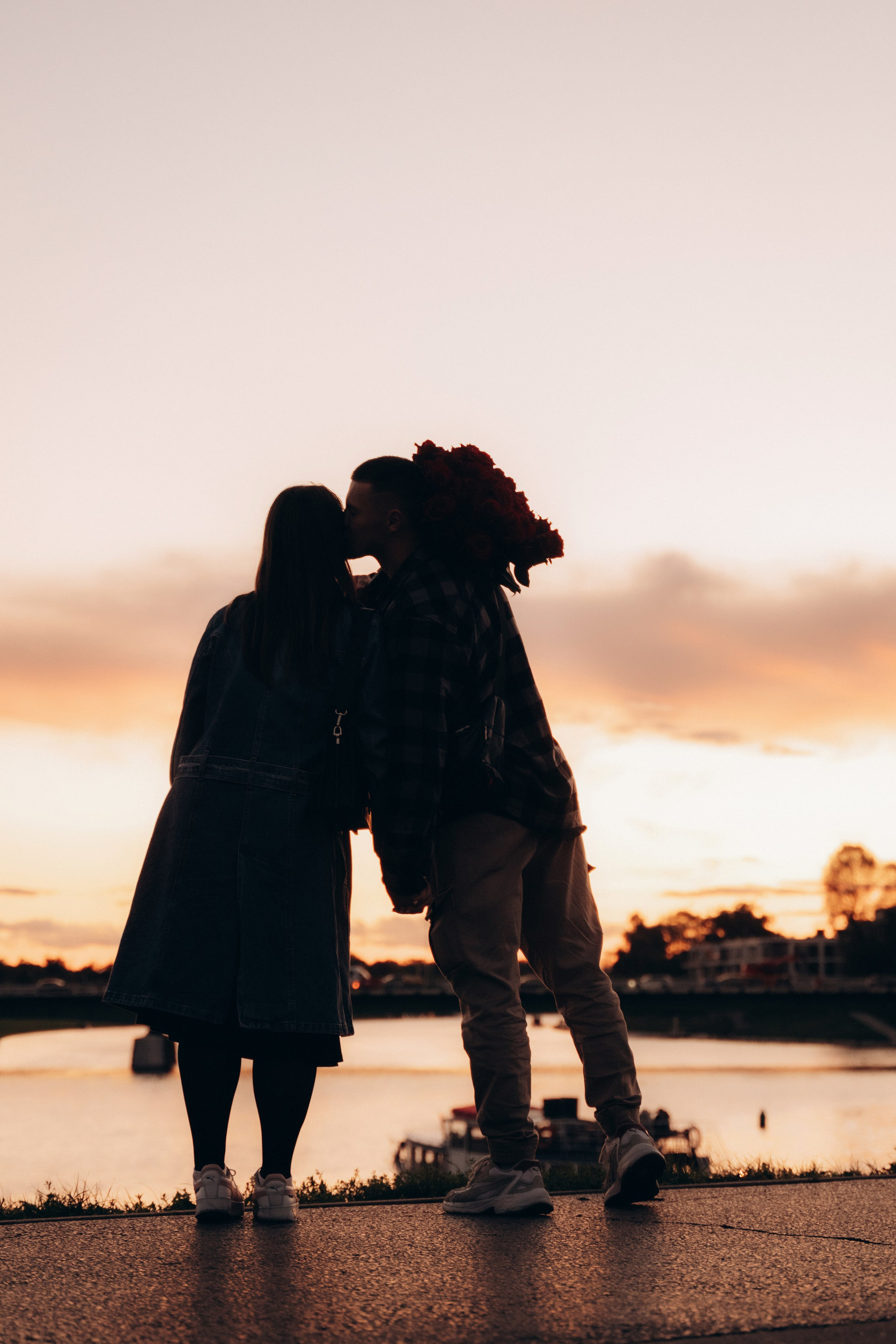 Sunset Embrace. Fotograf Katowice – sesje indywidualne, rodzinne, ślubne