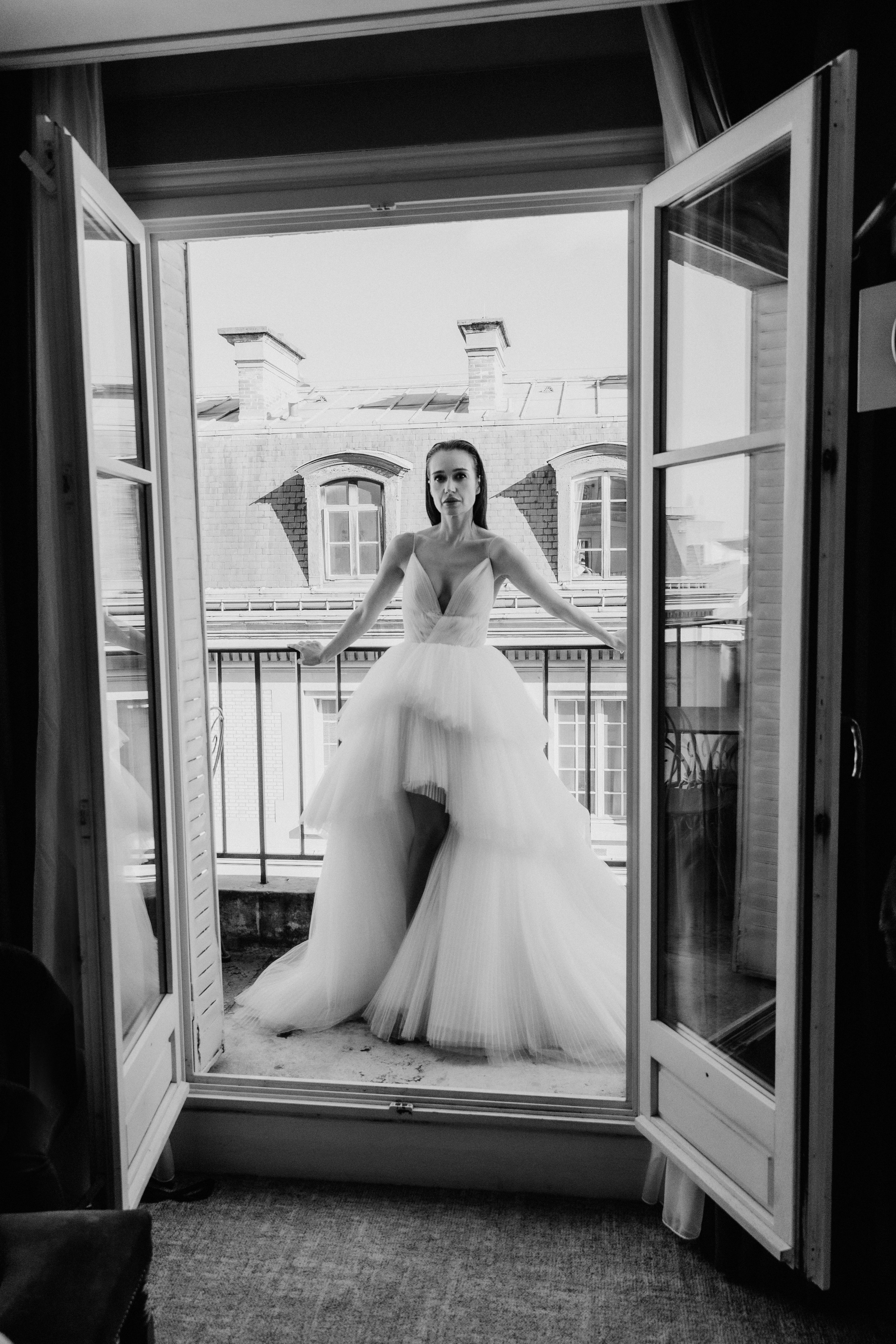 Suzi & Alex | Paris Wedding with a Vintage Car. Paris Wedding Photographer