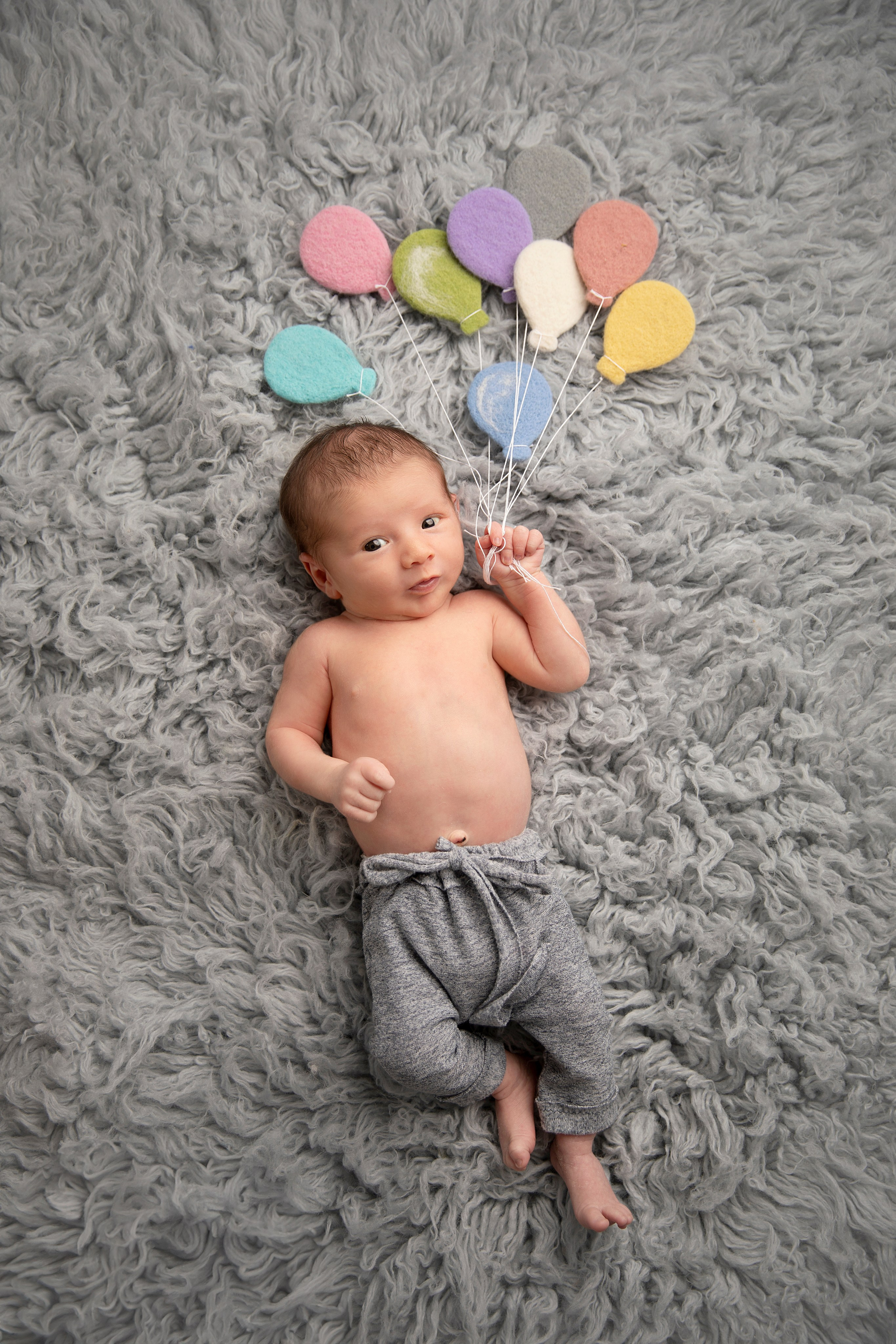 Familjens första fotografi från fototillfället med sin nyfödda bebis, ett minne som varar för evigt.