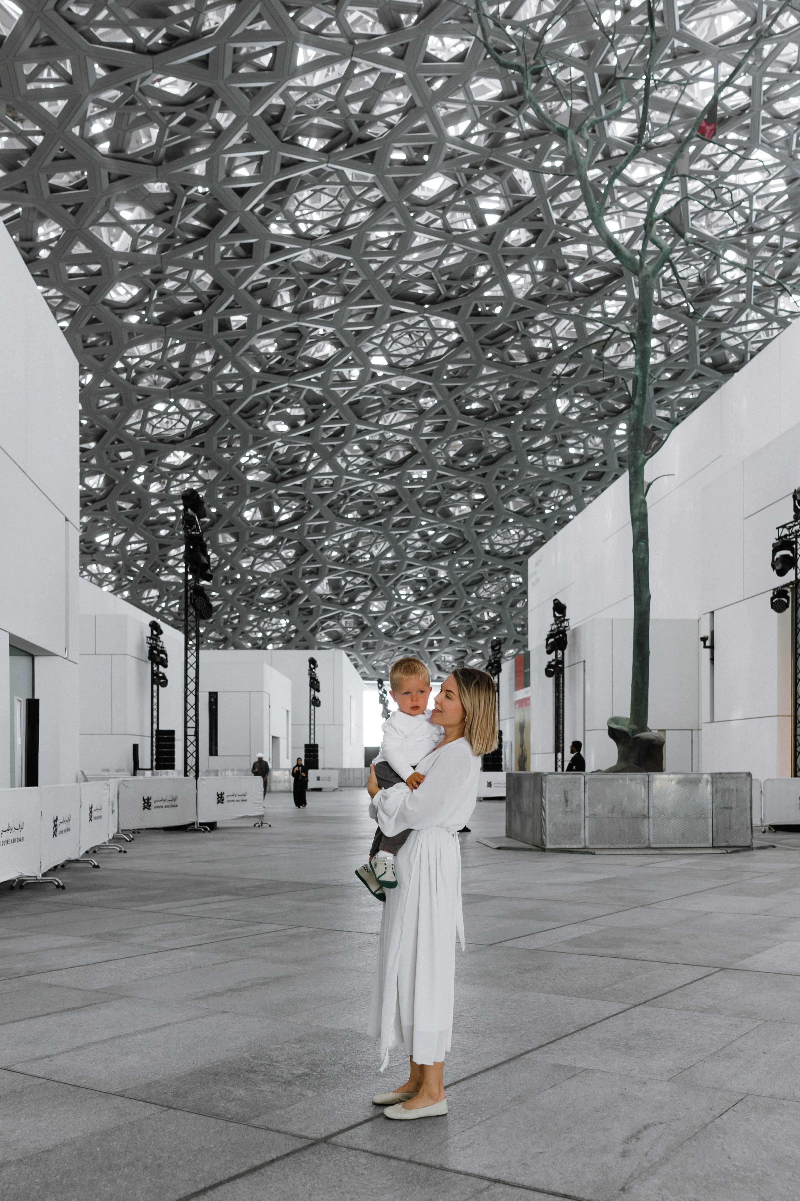 Louvre Dima, Dasha and Artemy. Professional Photographer Abu Dhabi, Dubai — Yulia Ismoilova | 2025