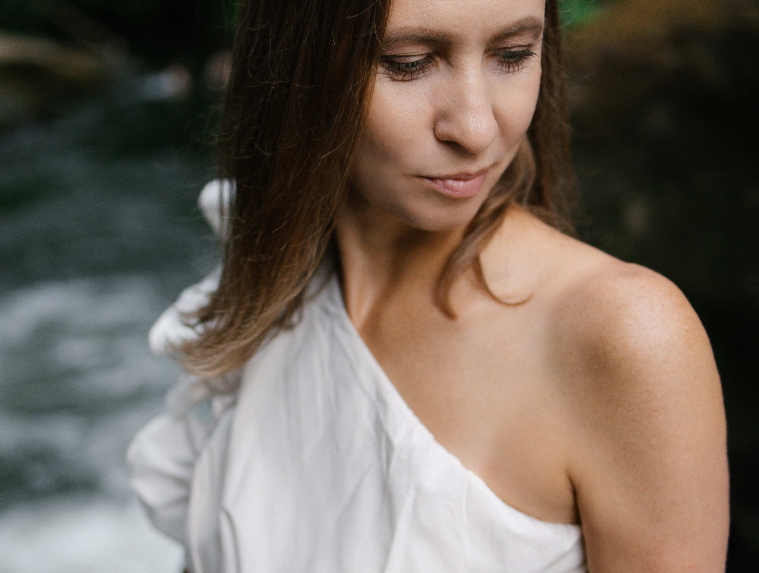 Solitude in the Embrace of Nature. Family photographer Oregon — Washington