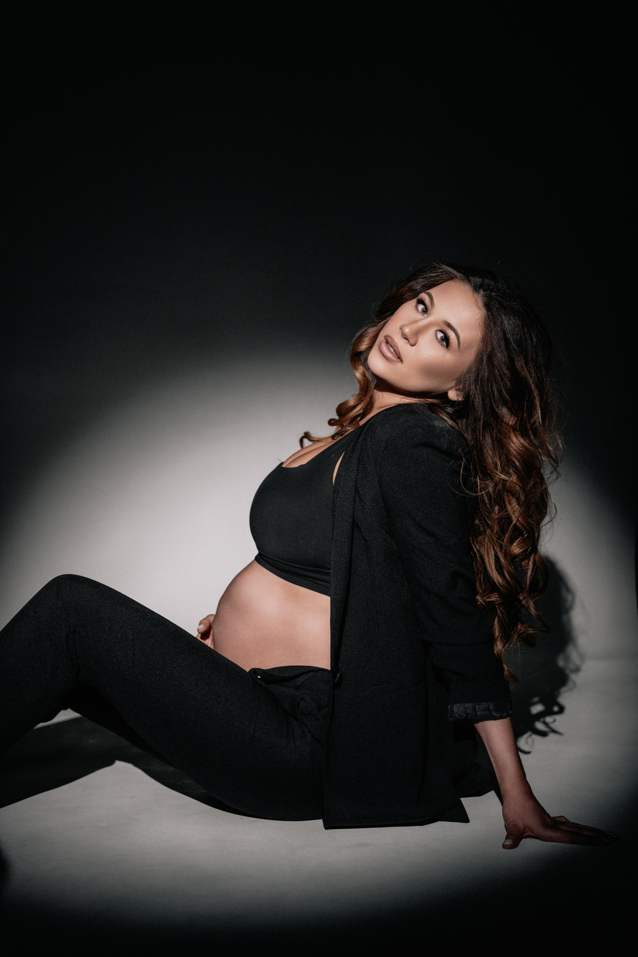 Diana and Ewan. Maternity in studio. Wedding and family photographer and videographer PA, NJ, NY, DE, MD