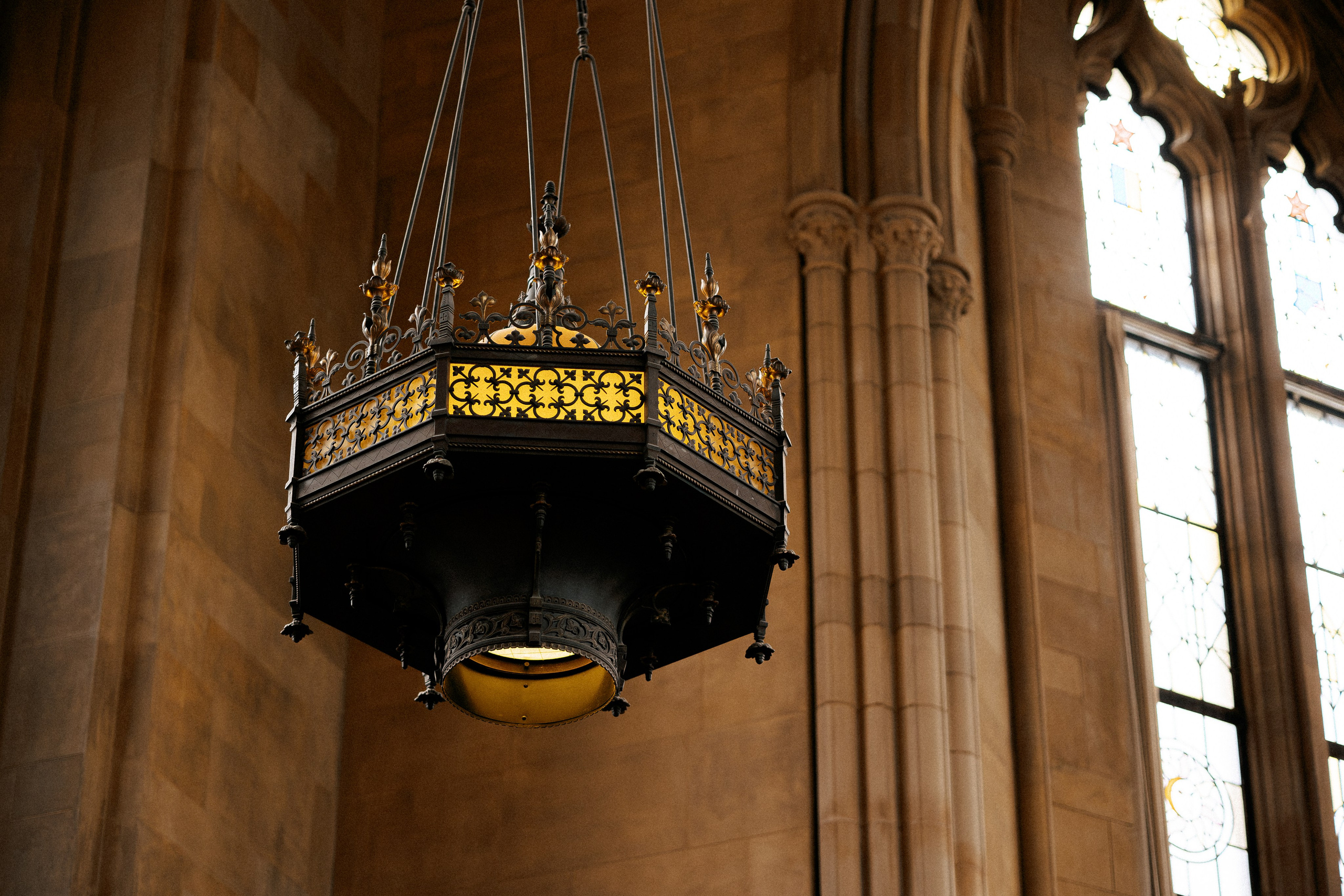 Family in the library. Family photographer Oregon — Washington