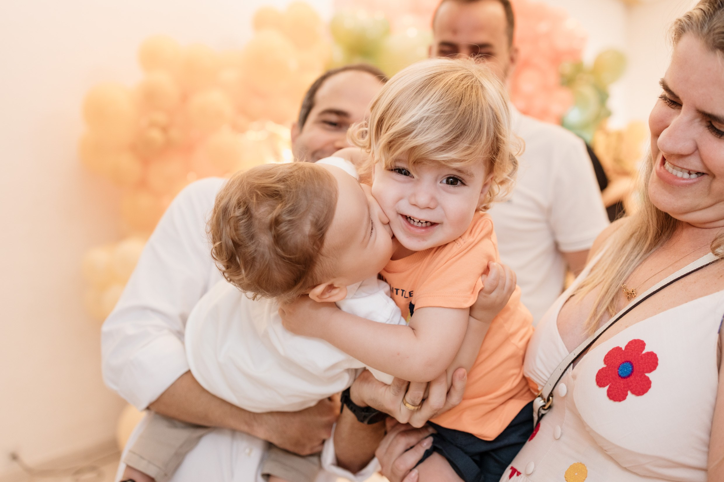 Convidados interagindo em festa infantil