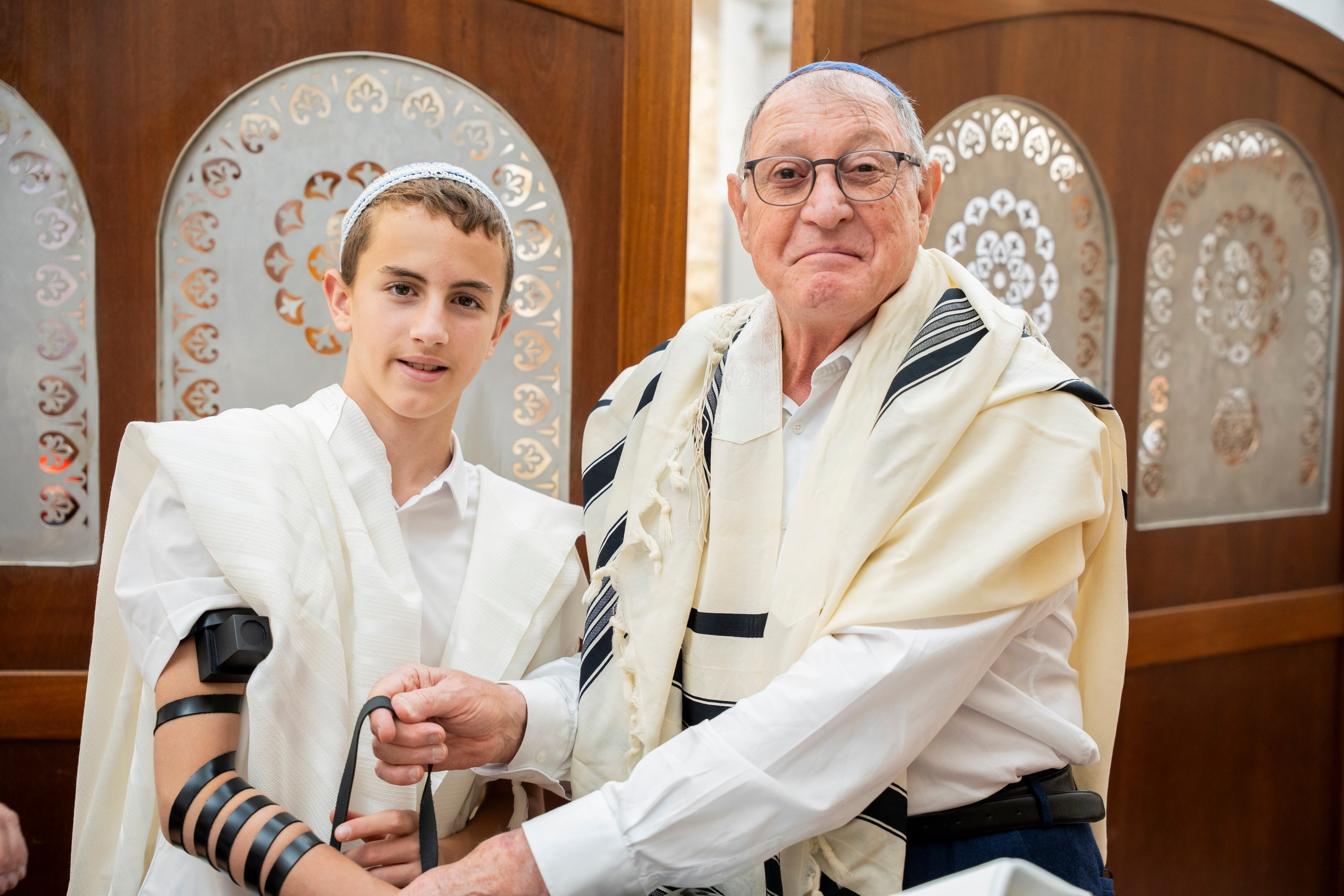 הנחת התפילין רפאל לוי. יוסף מזרחי צילום חתונה, ברית וזוגיות. צלם מקצועי שאוהב להוציא אתכם הכי יפים ברגעים הכי מרגשים