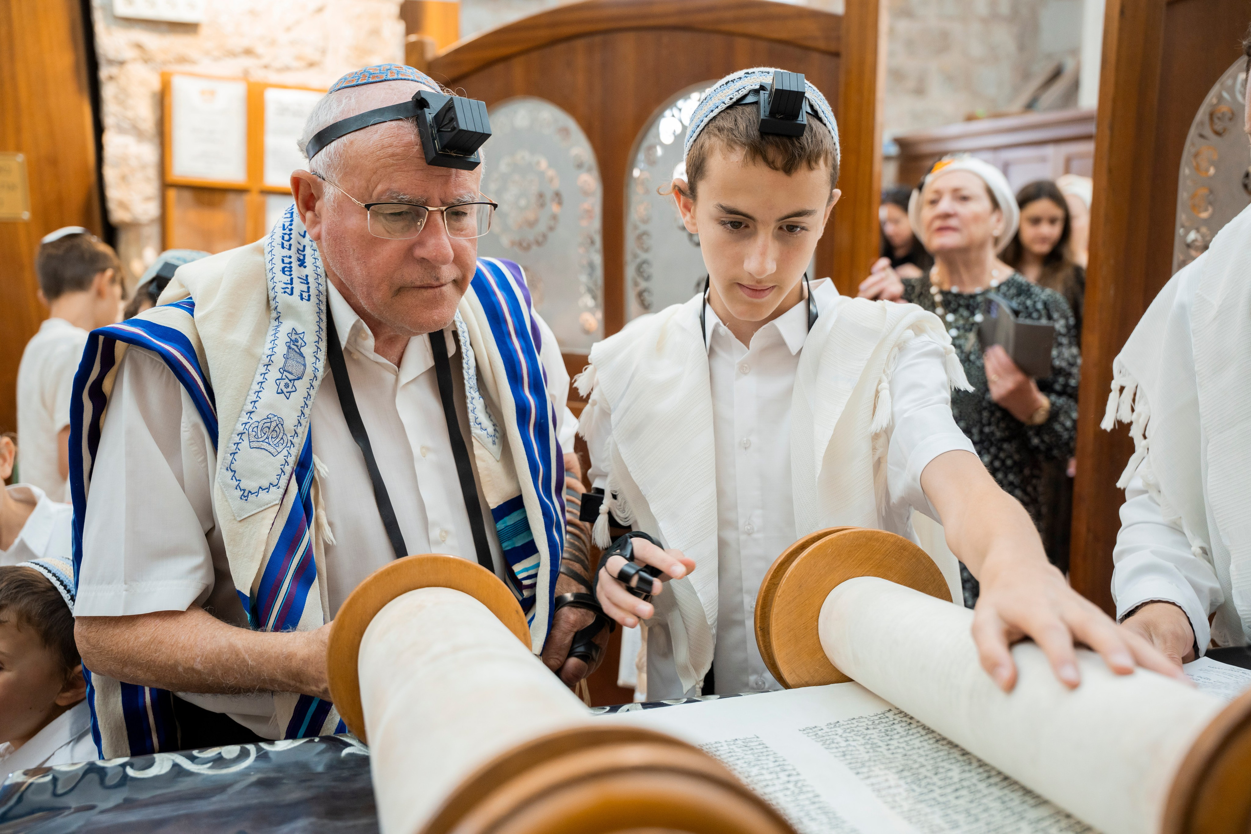 הנחת התפילין רפאל לוי. יוסף מזרחי צילום חתונה, ברית וזוגיות. צלם מקצועי שאוהב להוציא אתכם הכי יפים ברגעים הכי מרגשים