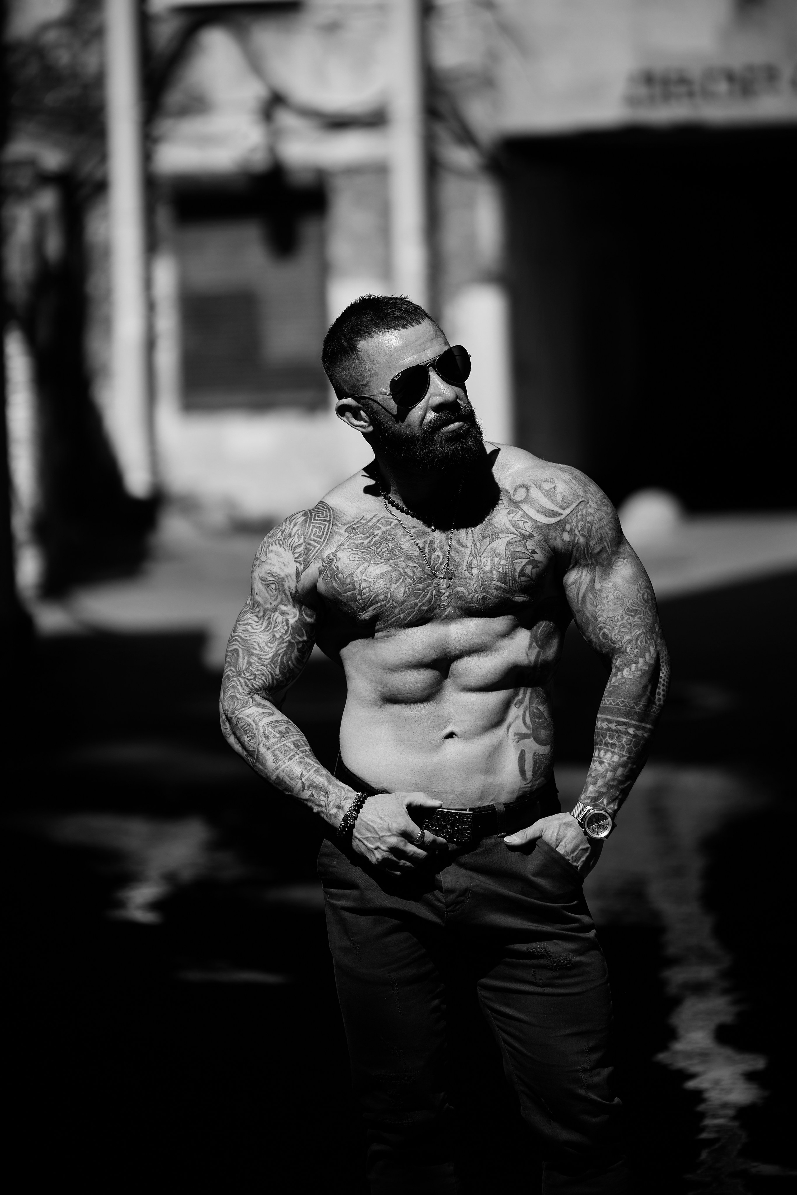 Уличная фотосесия мужчина в арке Петербургского двора