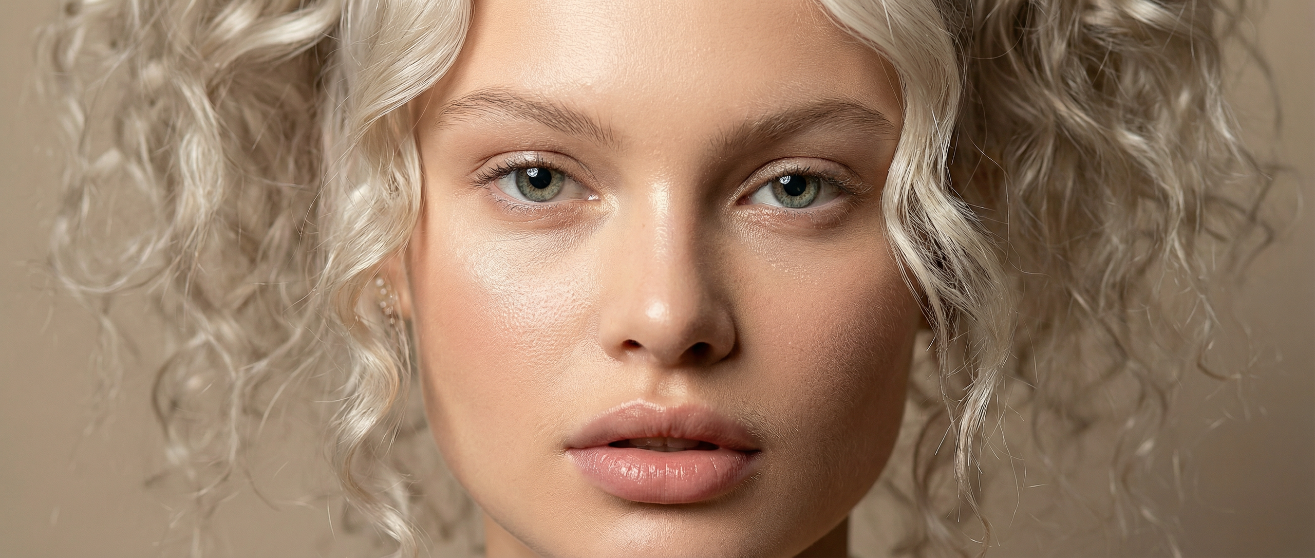 close-up AI portrait of a blonde woman with curly hair and natural beauty aesthetic