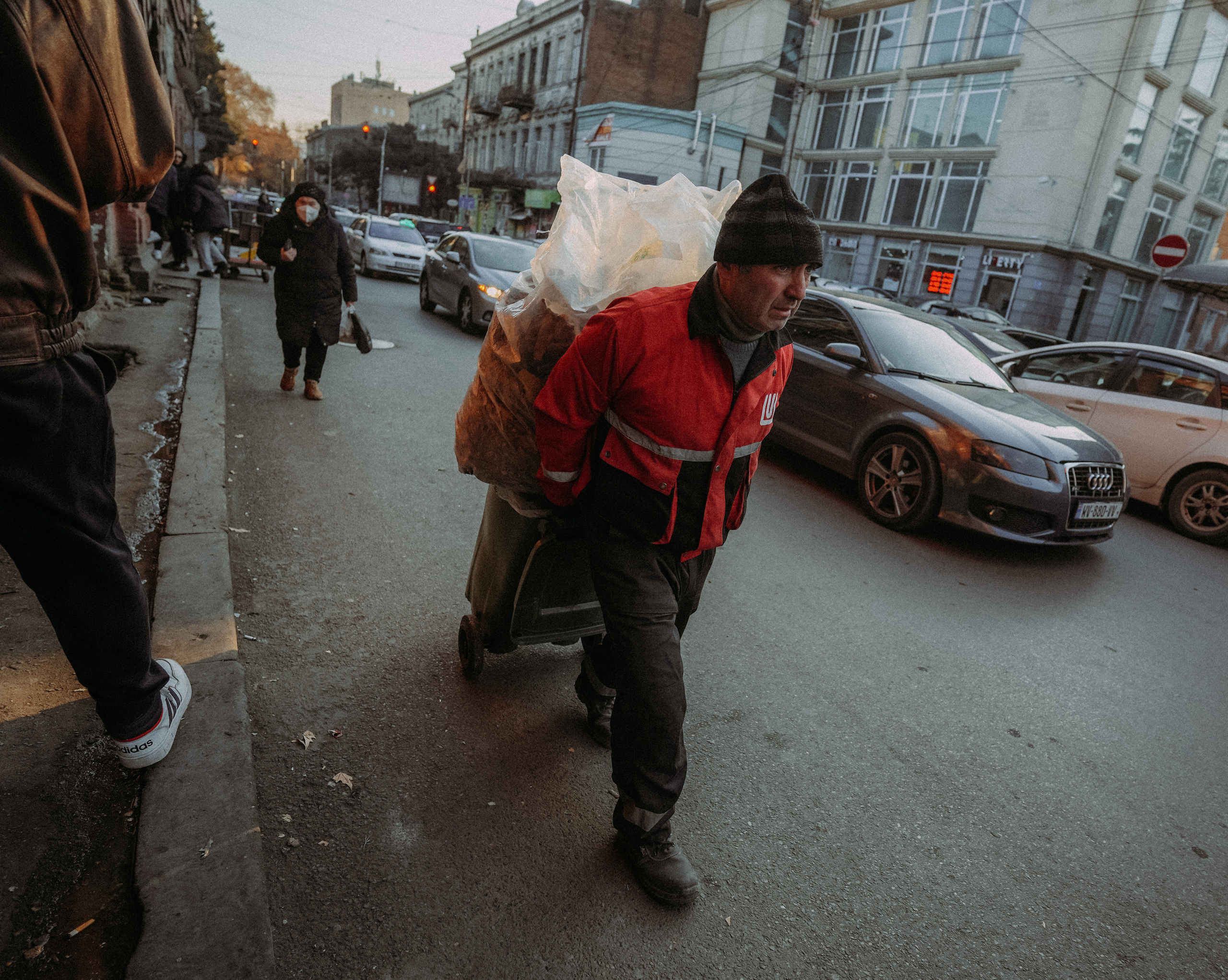ТБИЛИСИ 2023-2024. Стрит-фотография, полная абсурда, идиотизма и красоты