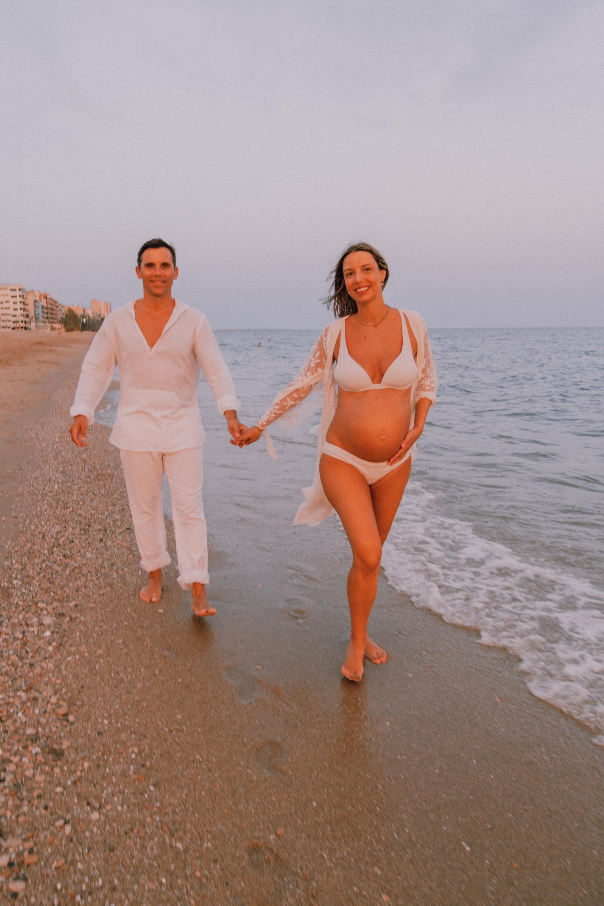 Sesión embarazo en la playa. Fotografía profesional en Calafell - Elena Medvedeva