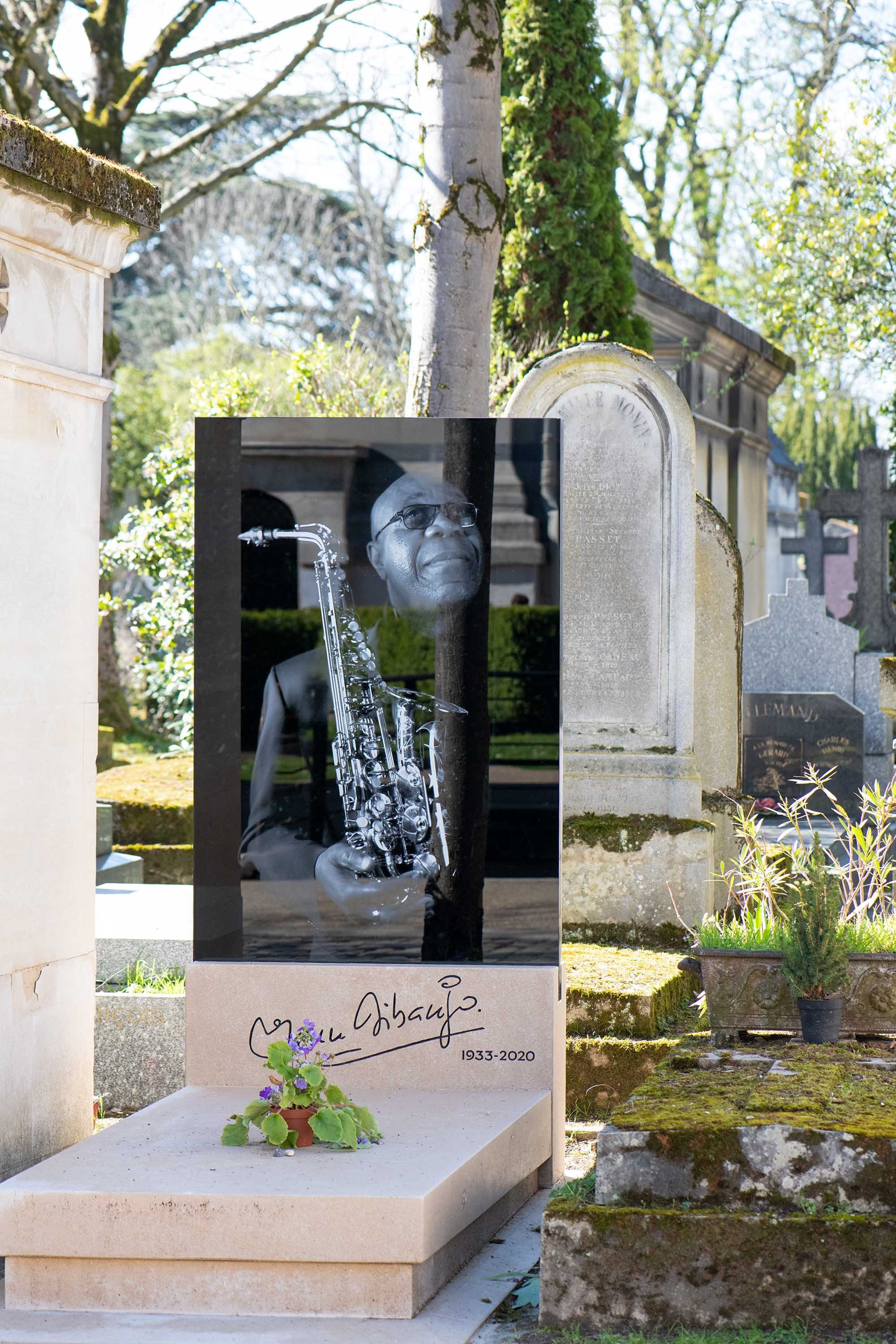 Père Lachaise Cemetery in Paris | Famous Graves & Photography Guide