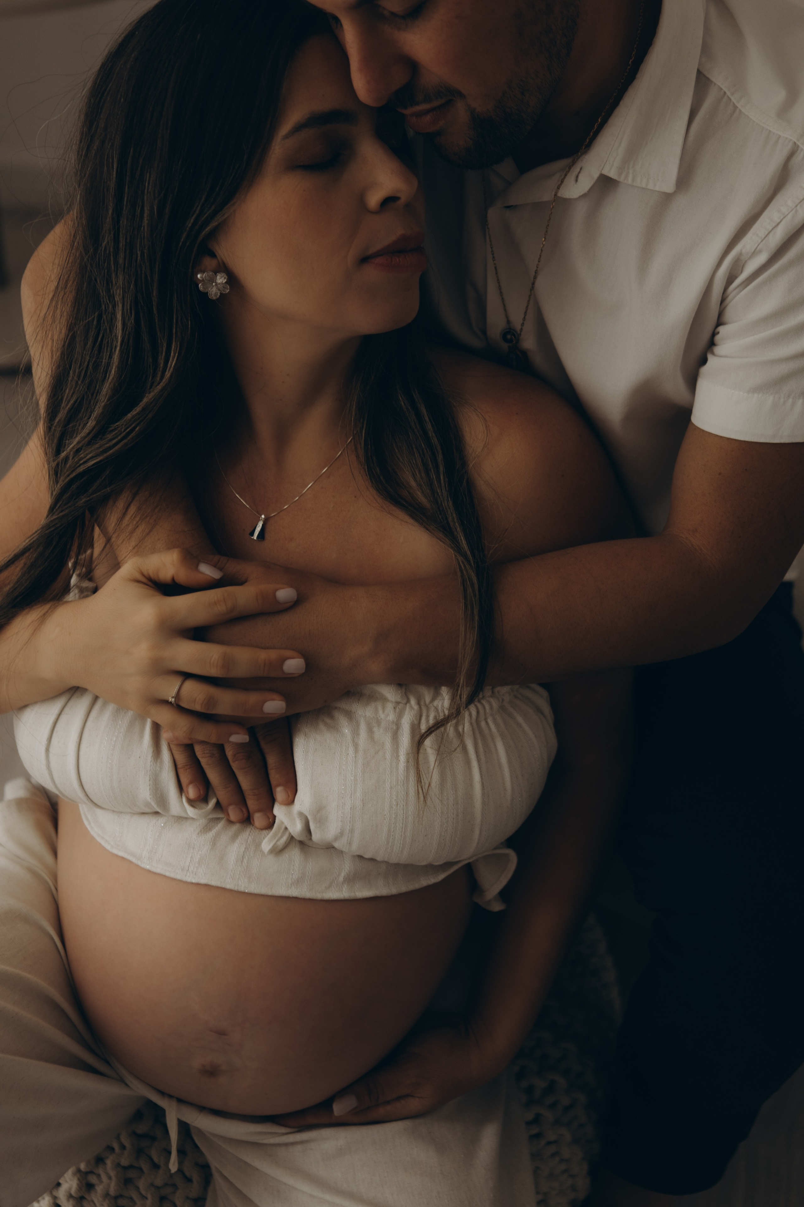 conexão entre casal em ensaio gestante em estúdio em Sorocaba