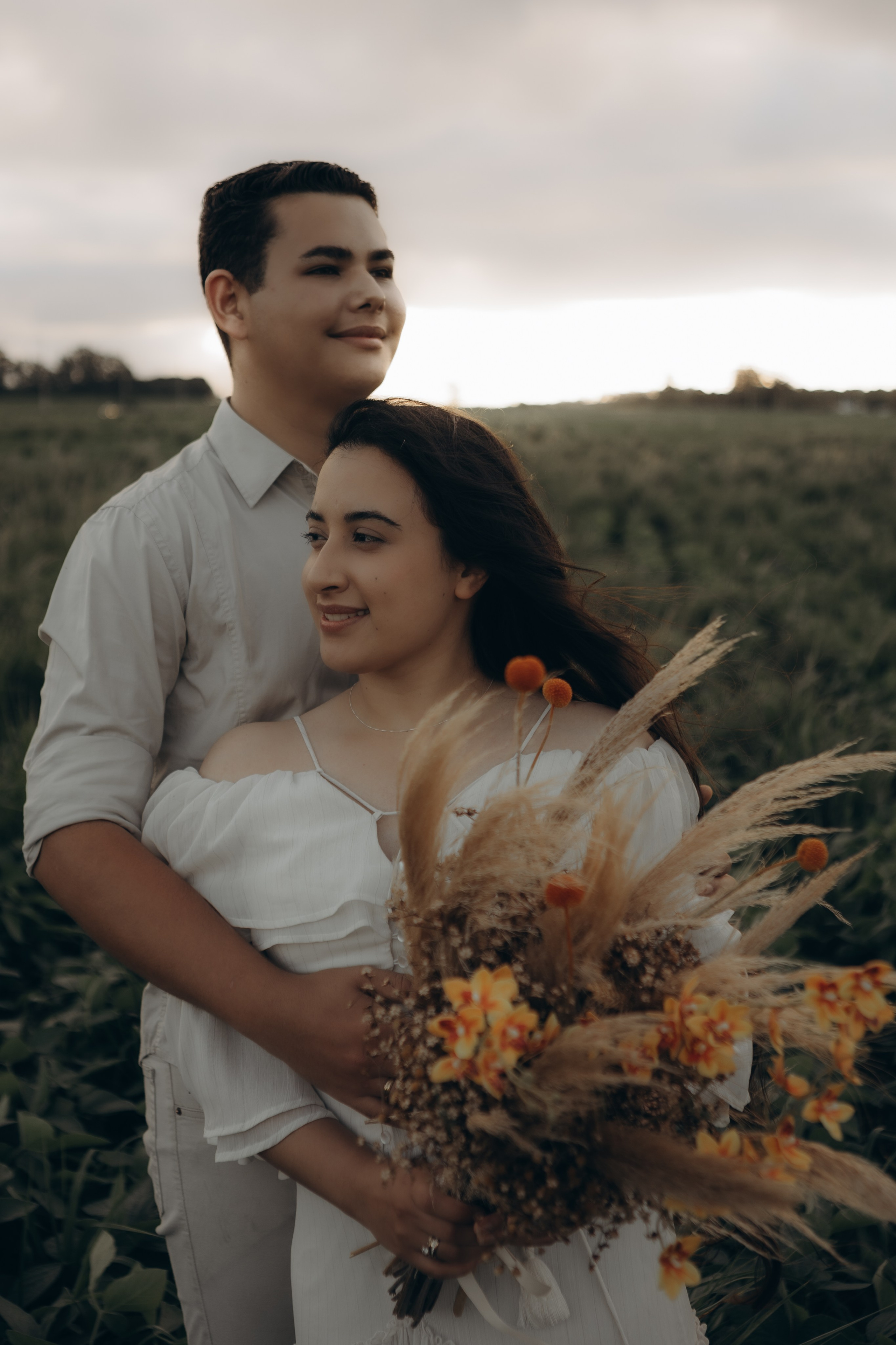 casal abraçado em ensaio externo ao por do sol em Sorocaba