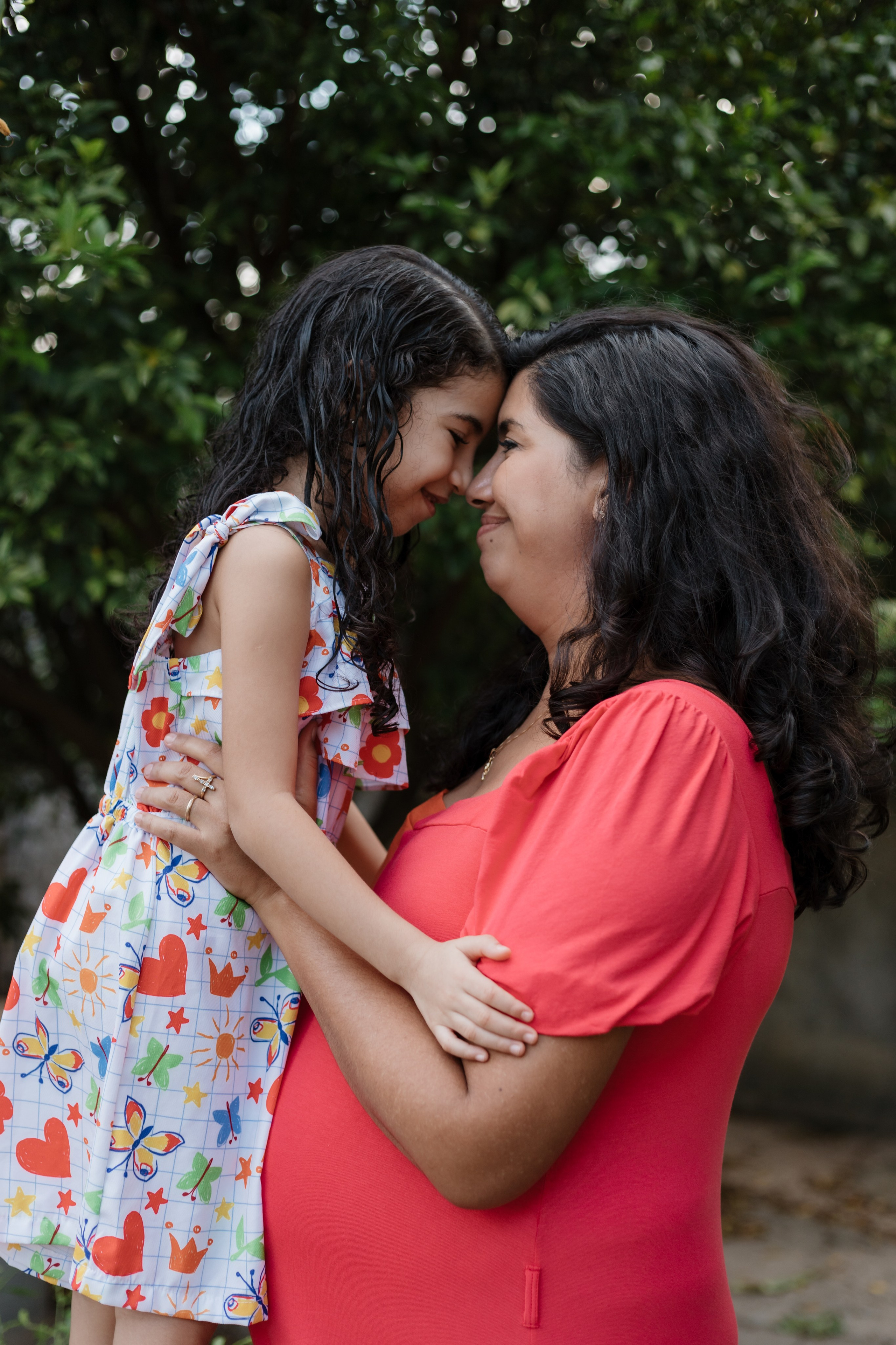     Mãe gestante e filha em momento de vínculo durante viagem pelo sertão