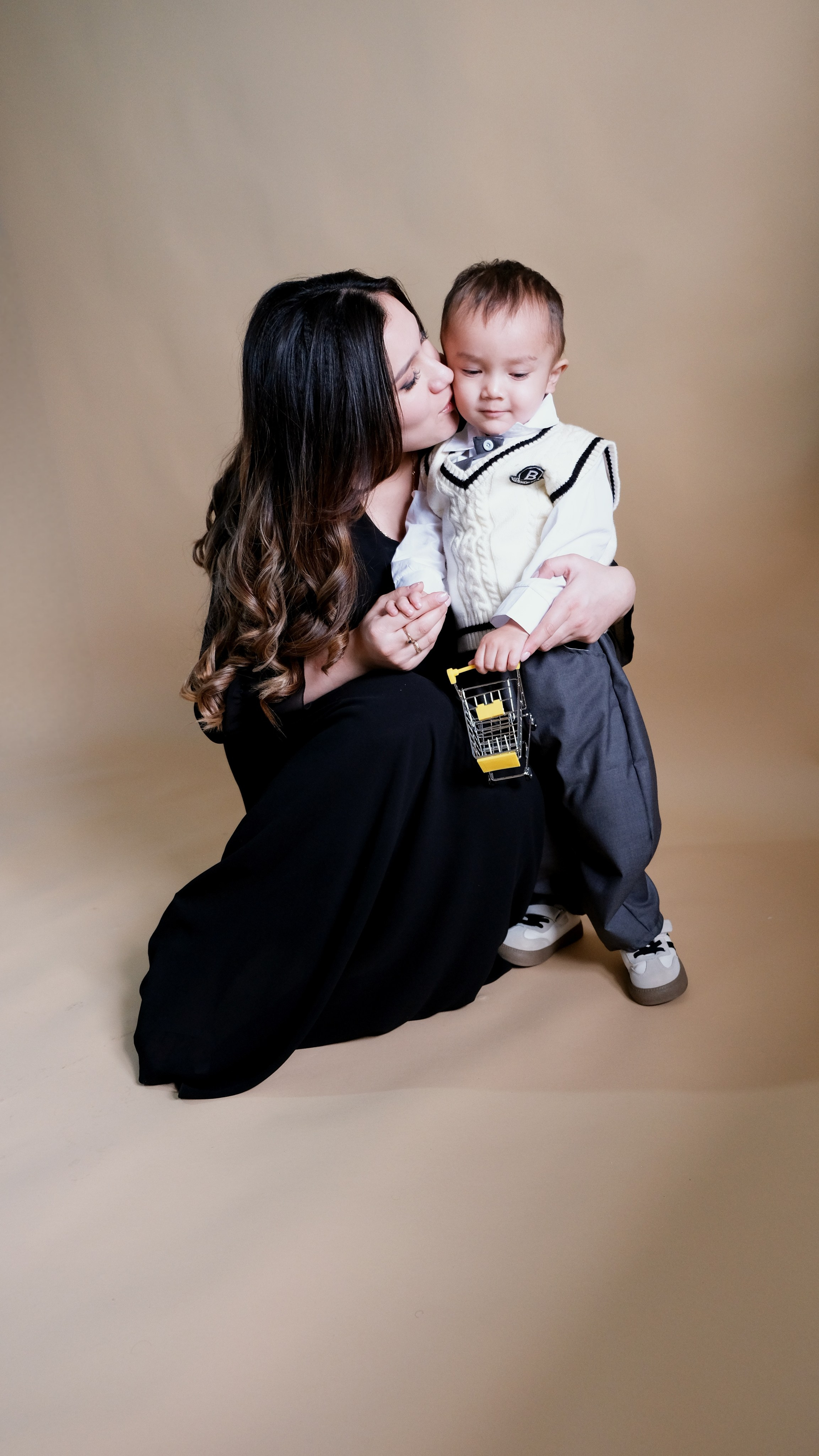 Зилола с сыном. Семейный и детский фотограф Бишкек Элина Суерова