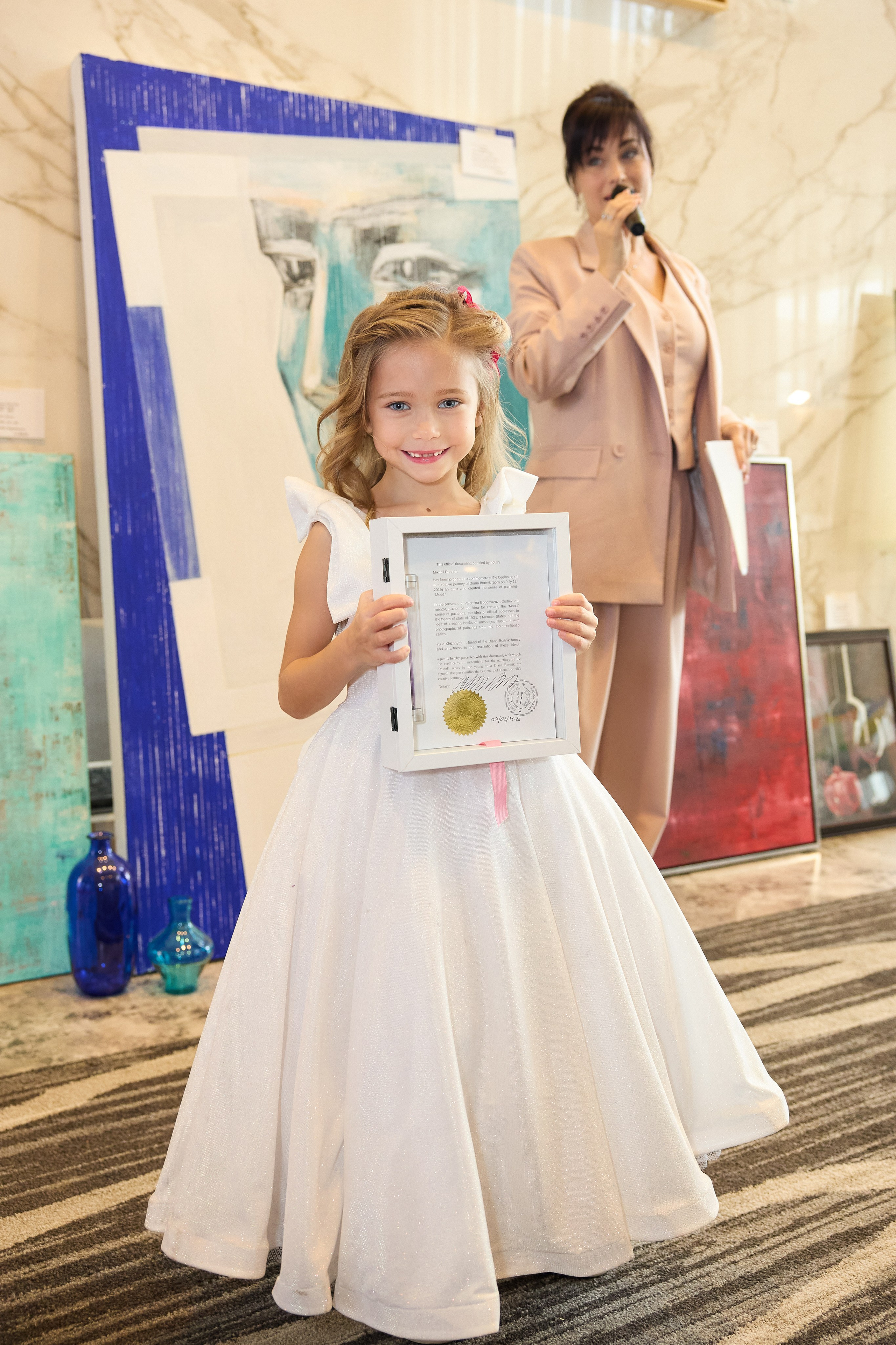 Авторская благотворительная художественная выставка Дианы Бортник. Фотограф Юлия Маковеева