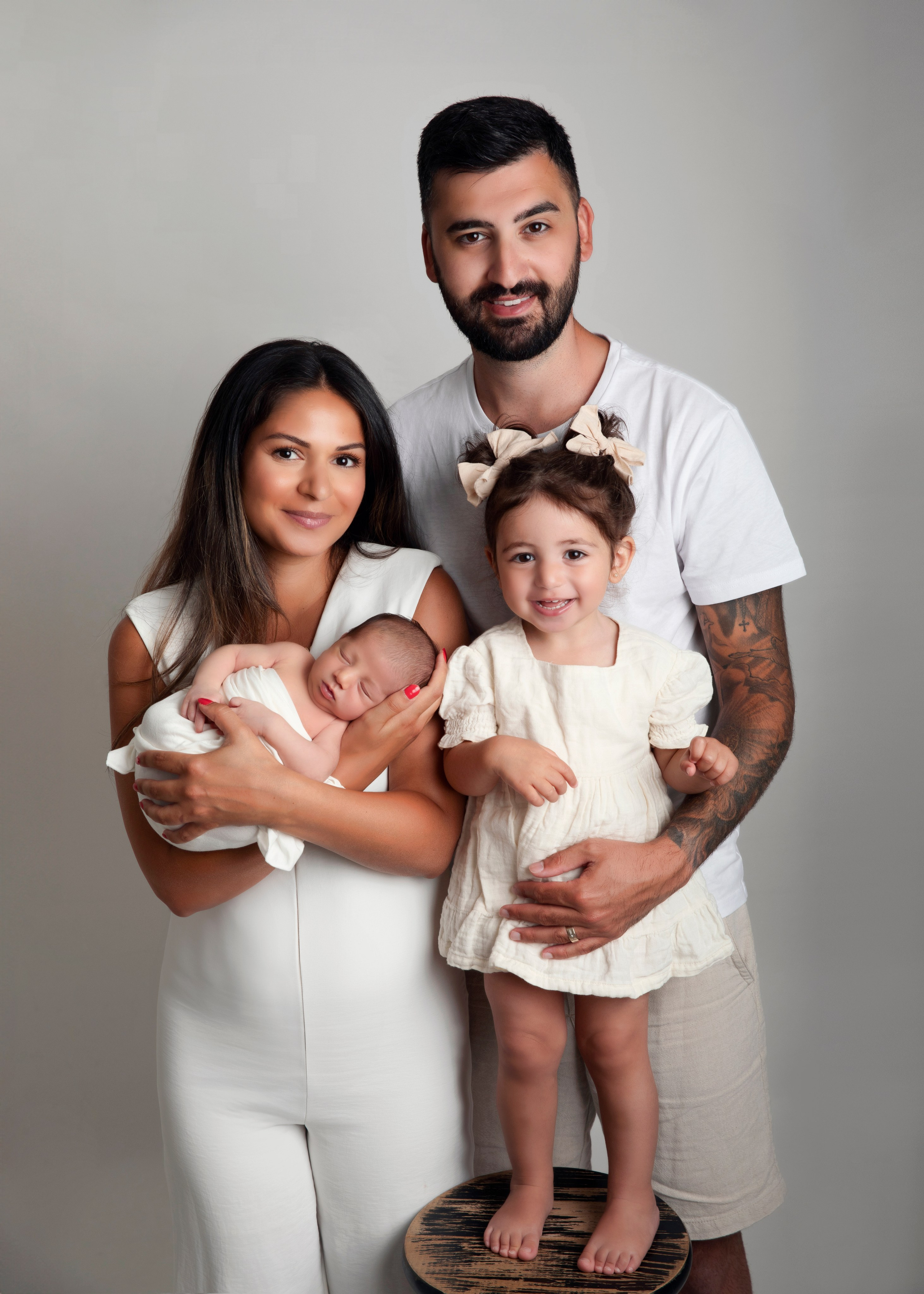 Familjen samlad med sitt nyfödda barn, ett fotografi från fotosessionen som för alltid bevarar kärleken