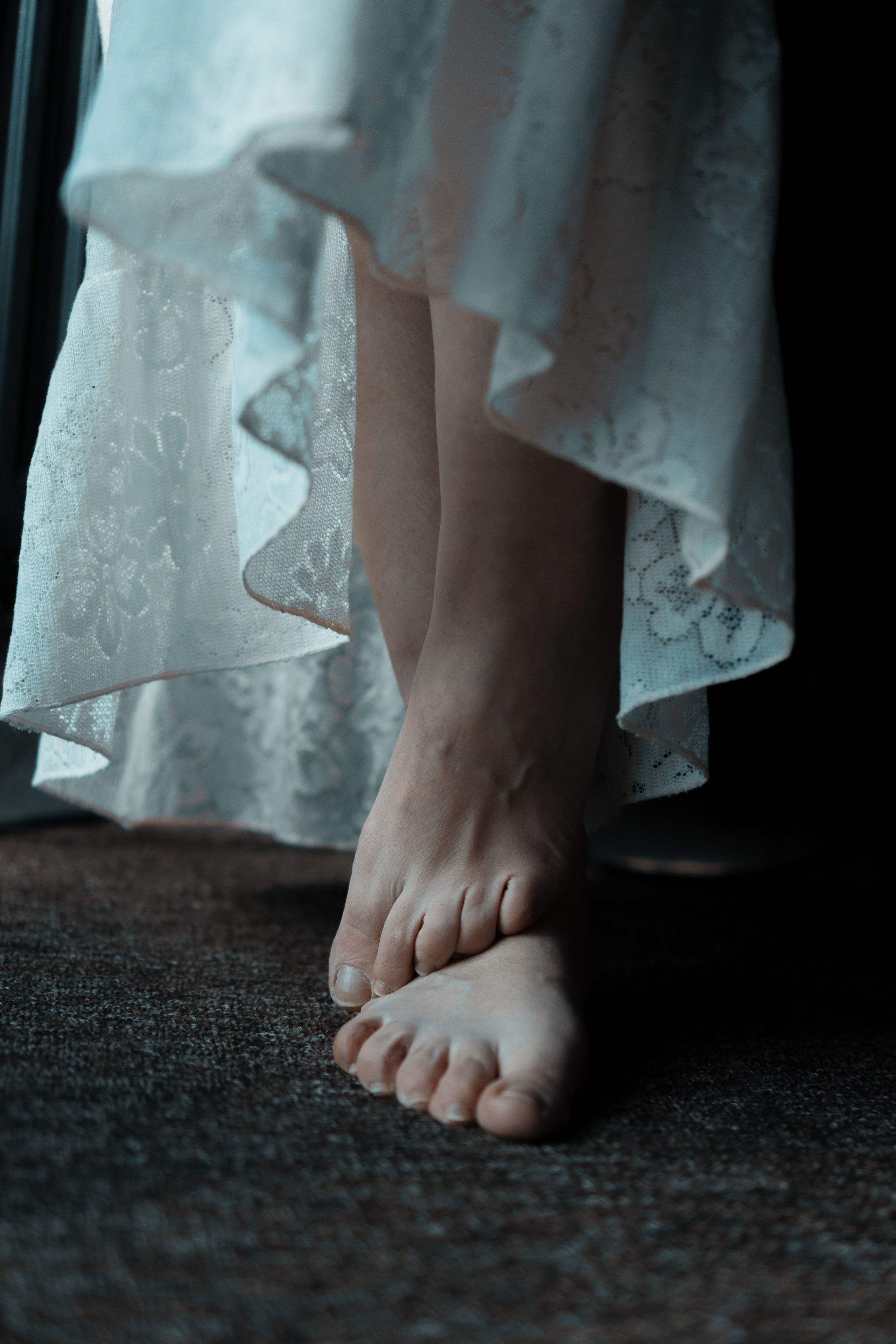 Detailaufnahme barfuß – Frau im weißen Kleid, Nahaufnahme der Füße