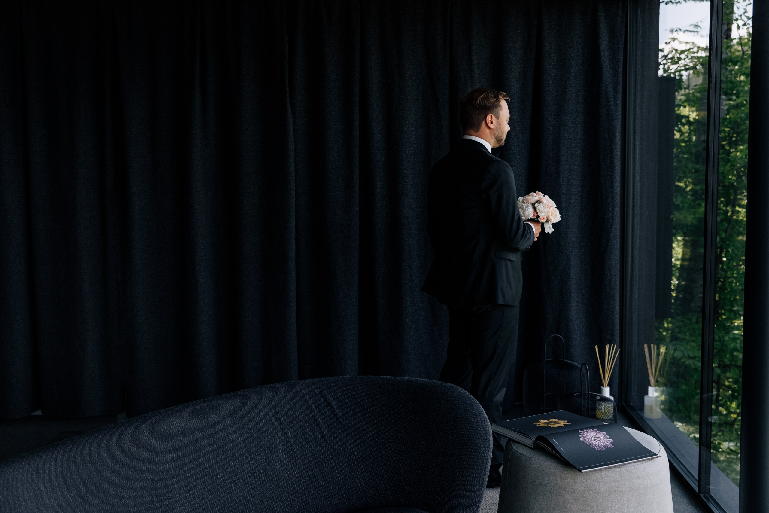 Der Bräutigam steht mit dem Rücken zur Braut und wartet, dass sie zu ihm kommt. Ein emotionaler Moment der Hochzeit, der Vorfreude vermittelt.