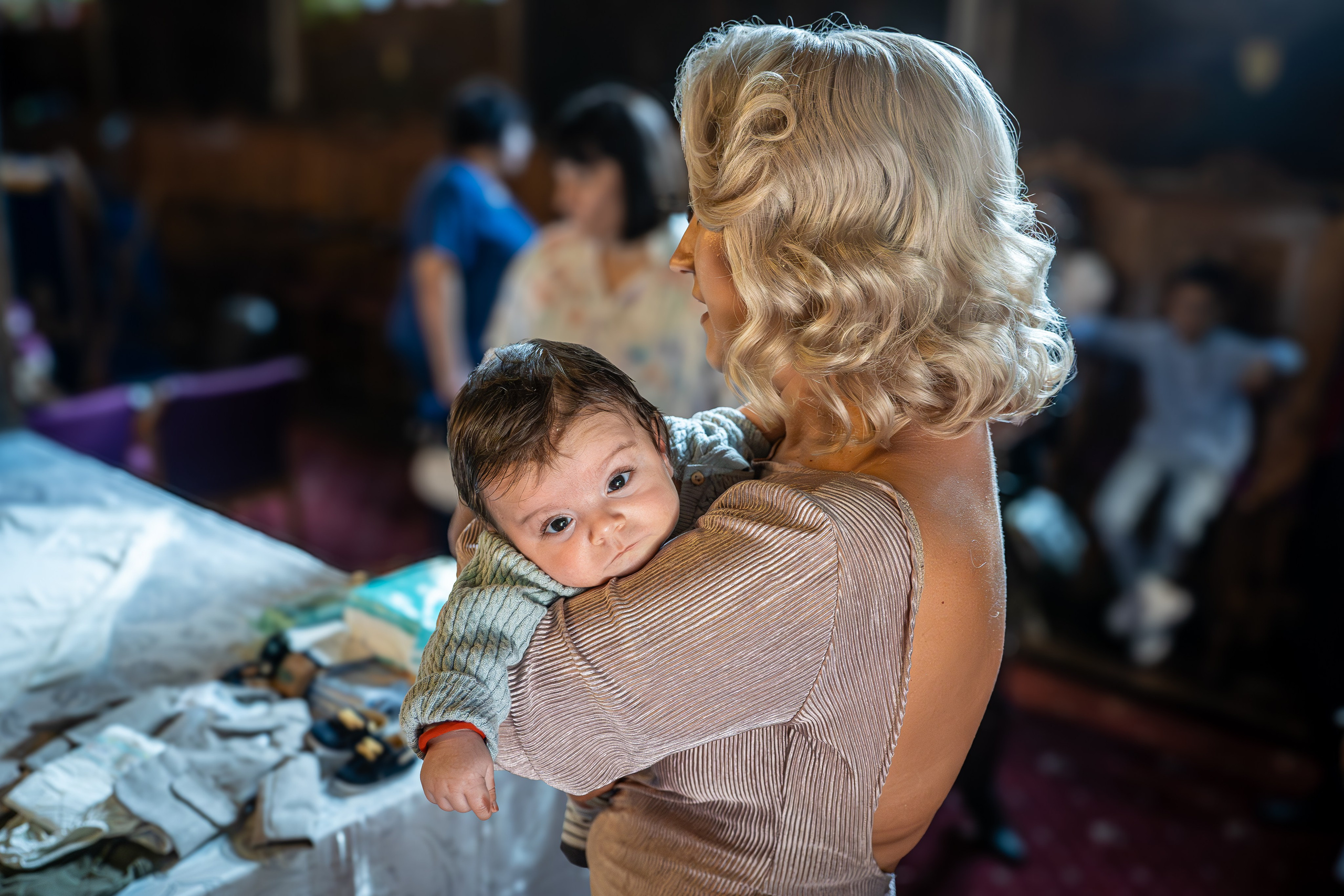 bebelus in bratele nasei, botez constanta