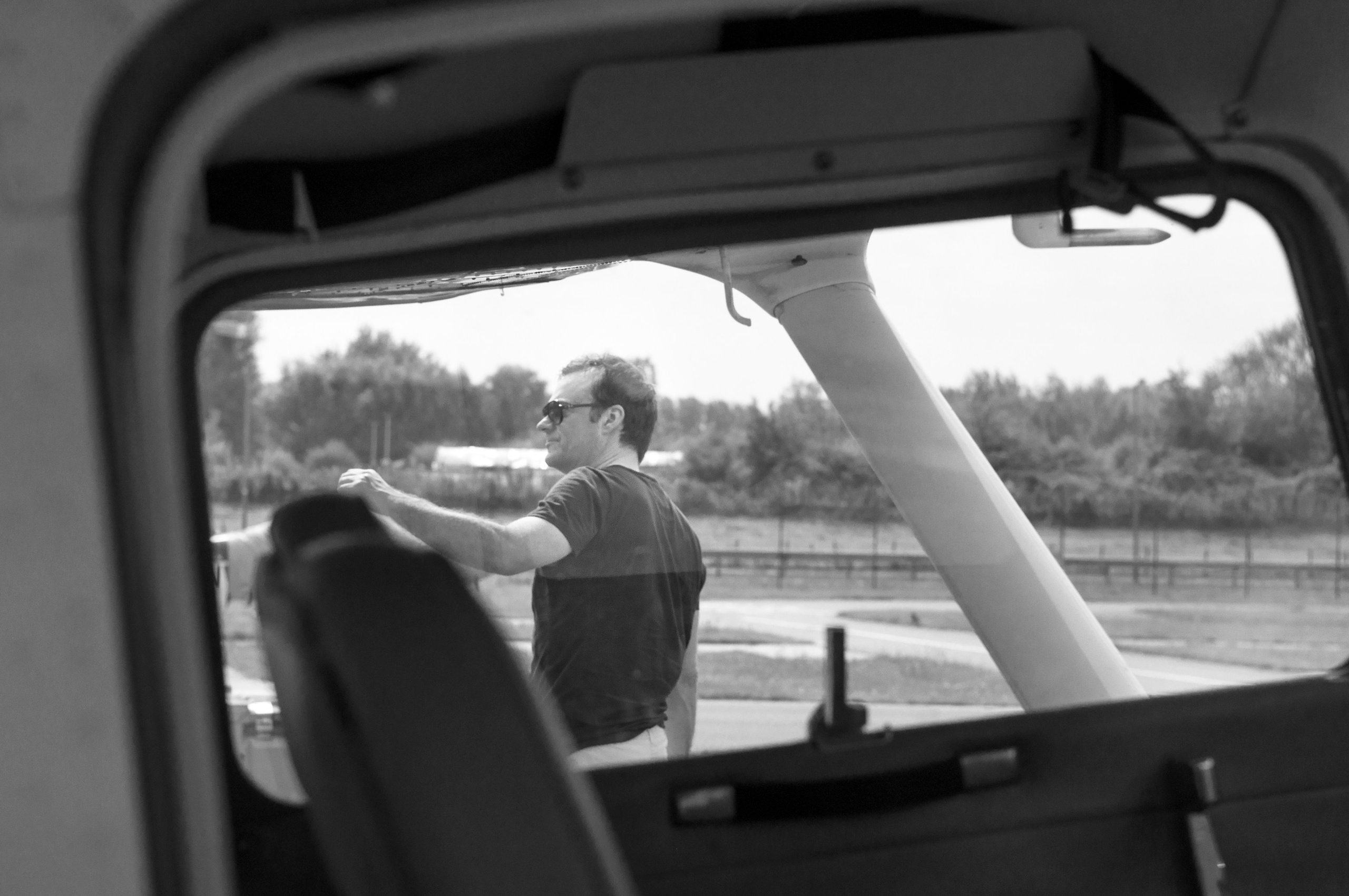 Een fotoshoot van een piloot en vliegtuigen. Éclat Fotos. Exclusieve portretfotografieservice