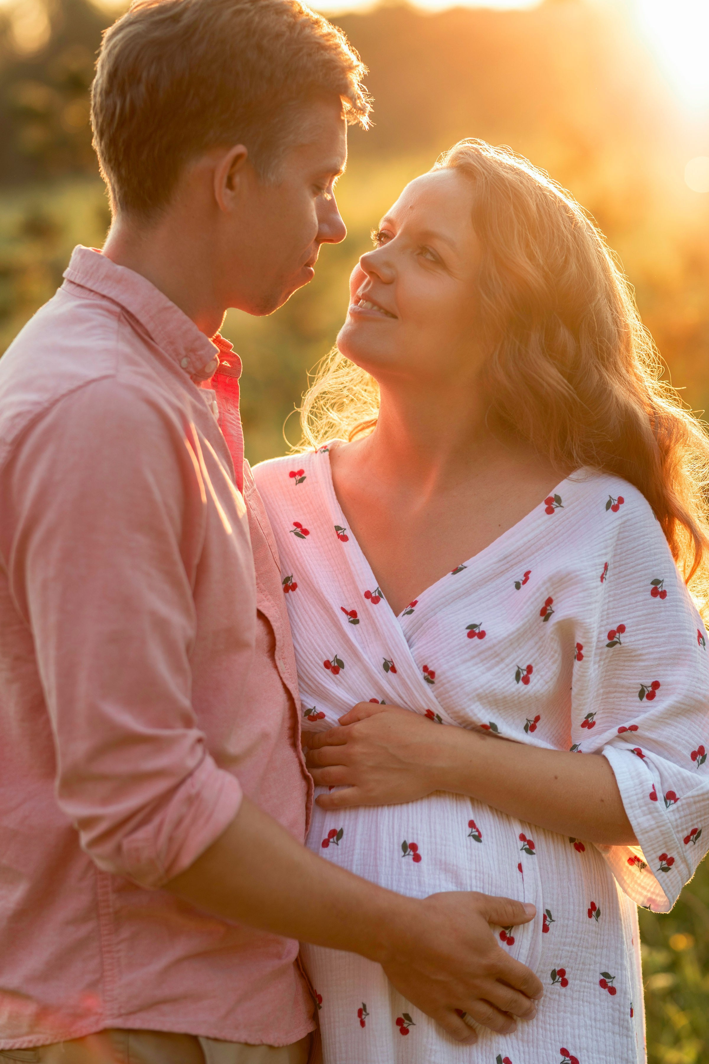 VIKTORIJA IR LINAS | LAUKIMO FOTOSESIJA PIEVOJE. Vestuvių ir nėščiųjų fotografė Raminta Razmaitė